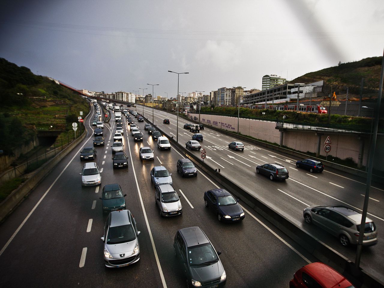 Acidente com três viaturas no IC19 congestiona trânsito no sentido Sintra/Lisboa