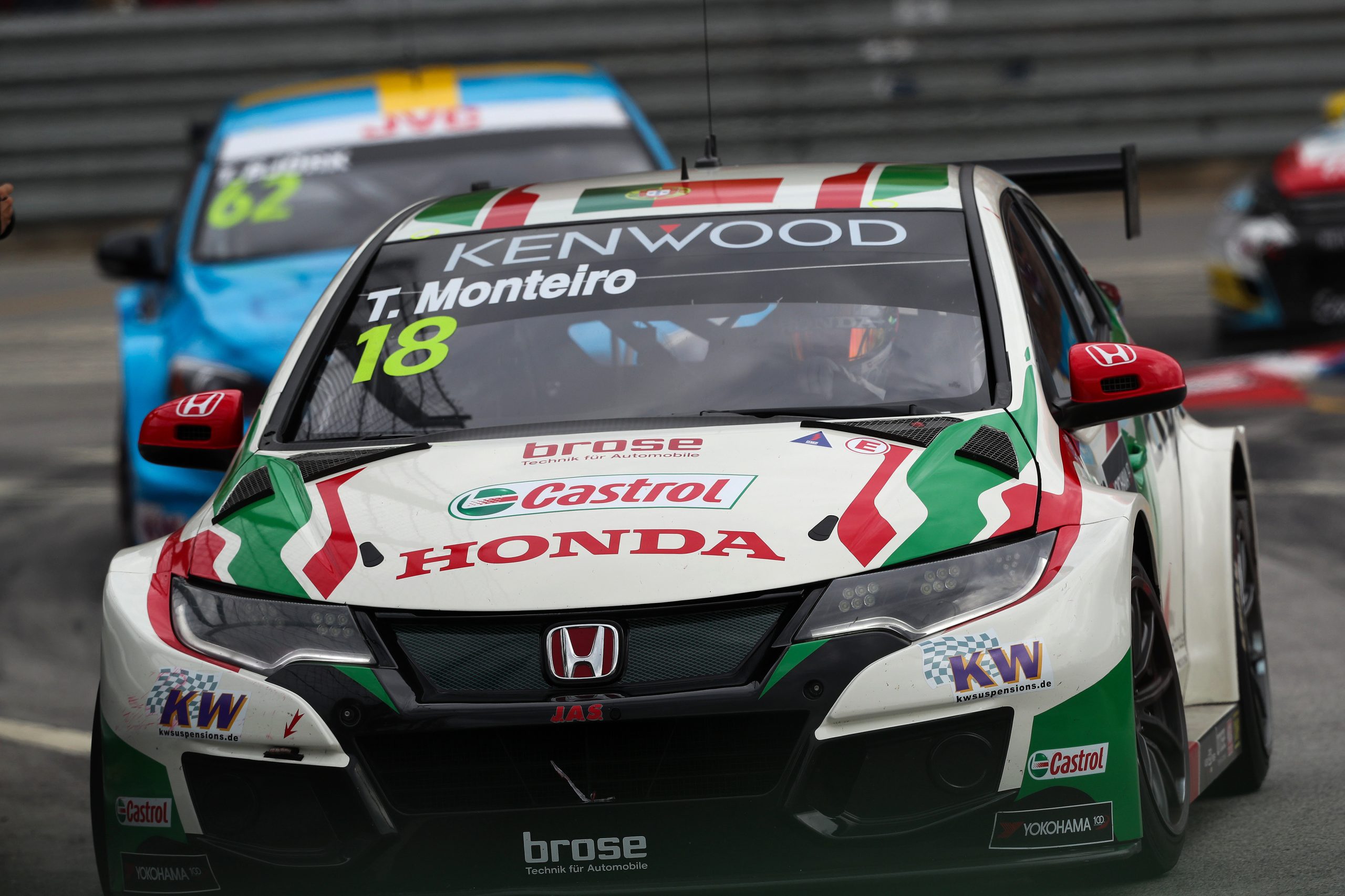 Tiago Monteiro regressou com um 15.º lugar na primeira corrida do WTCR no Japão