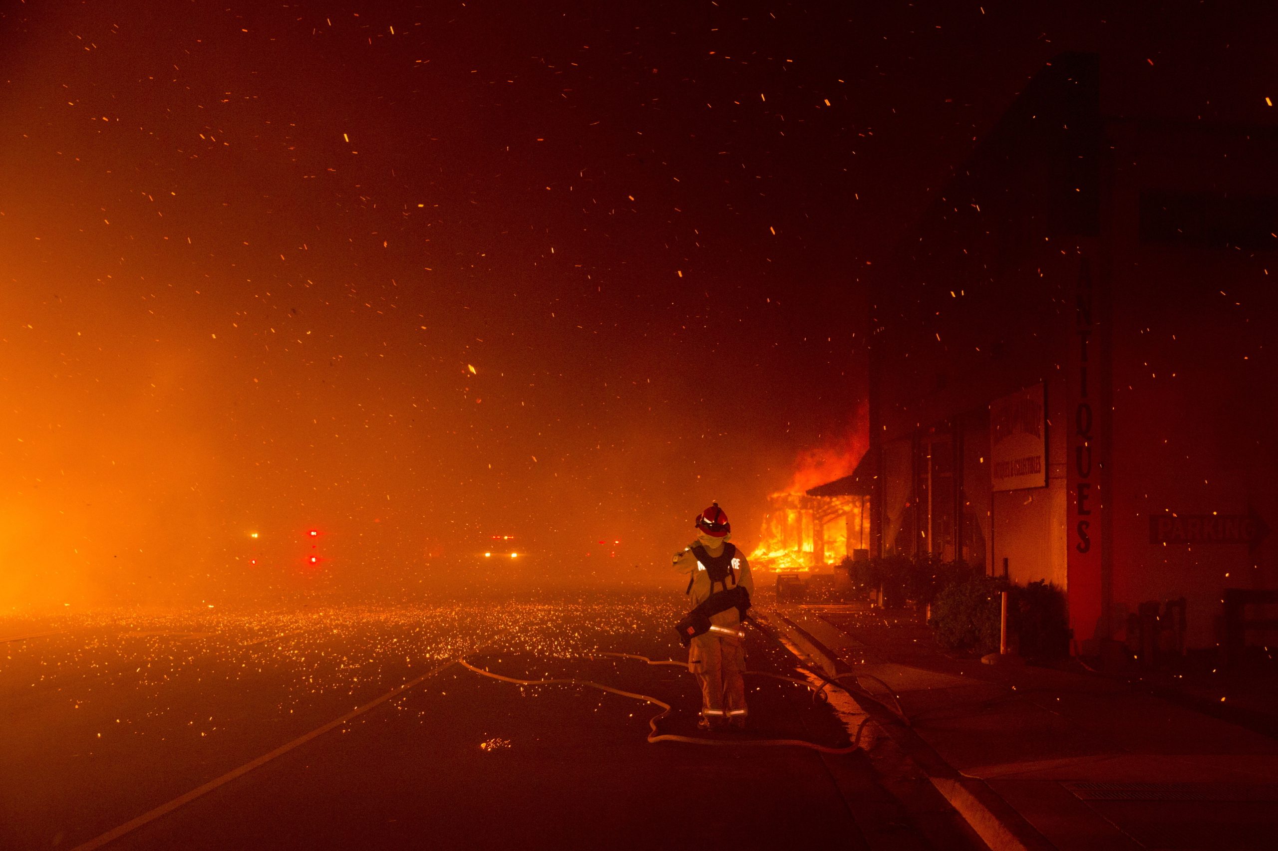 Autoridades retiram 30 mil pessoas de localidades na Califórnia devido a um incêndio