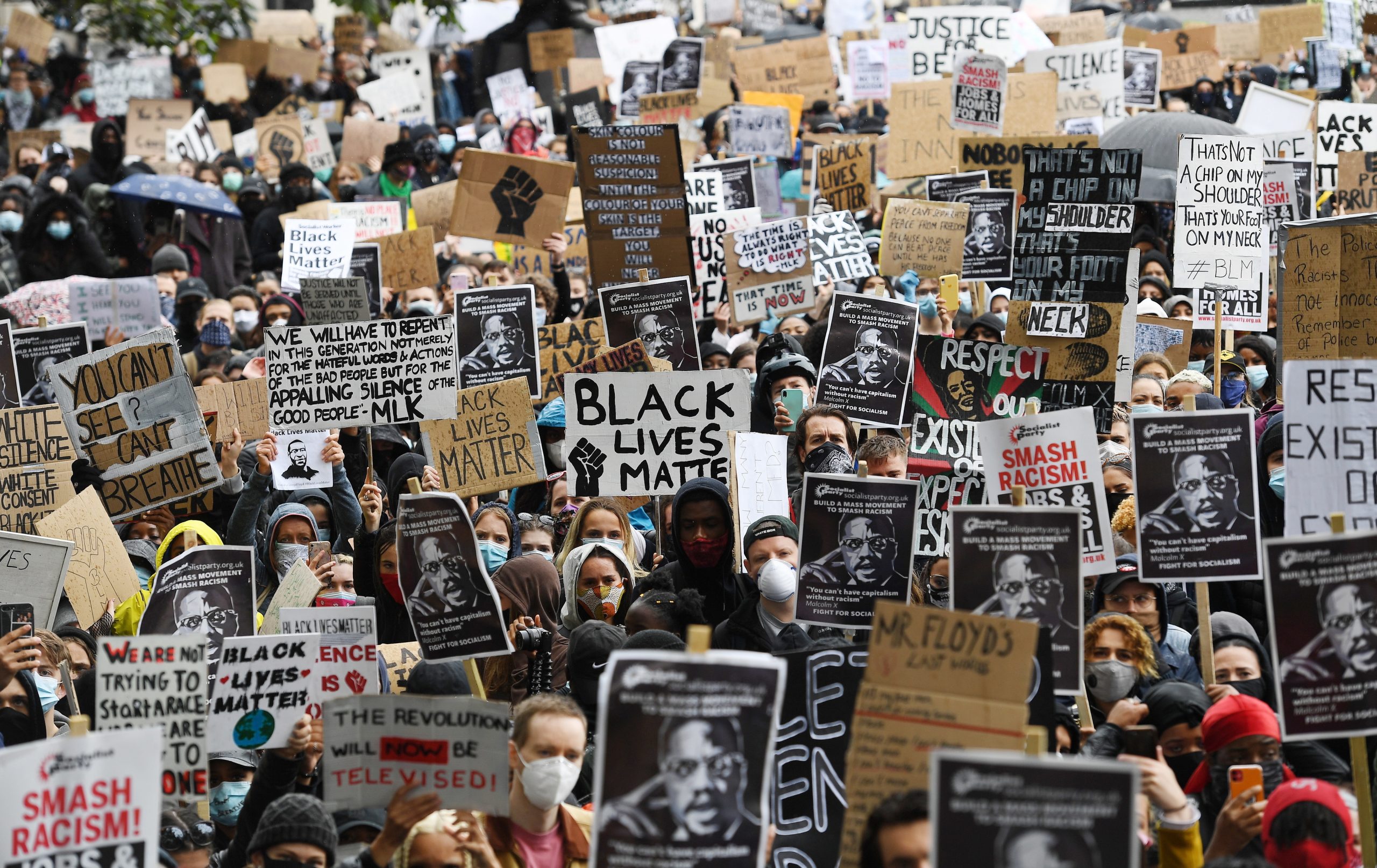 Milhares de pessoas nas ruas de Londres e Nápoles contra o racismo