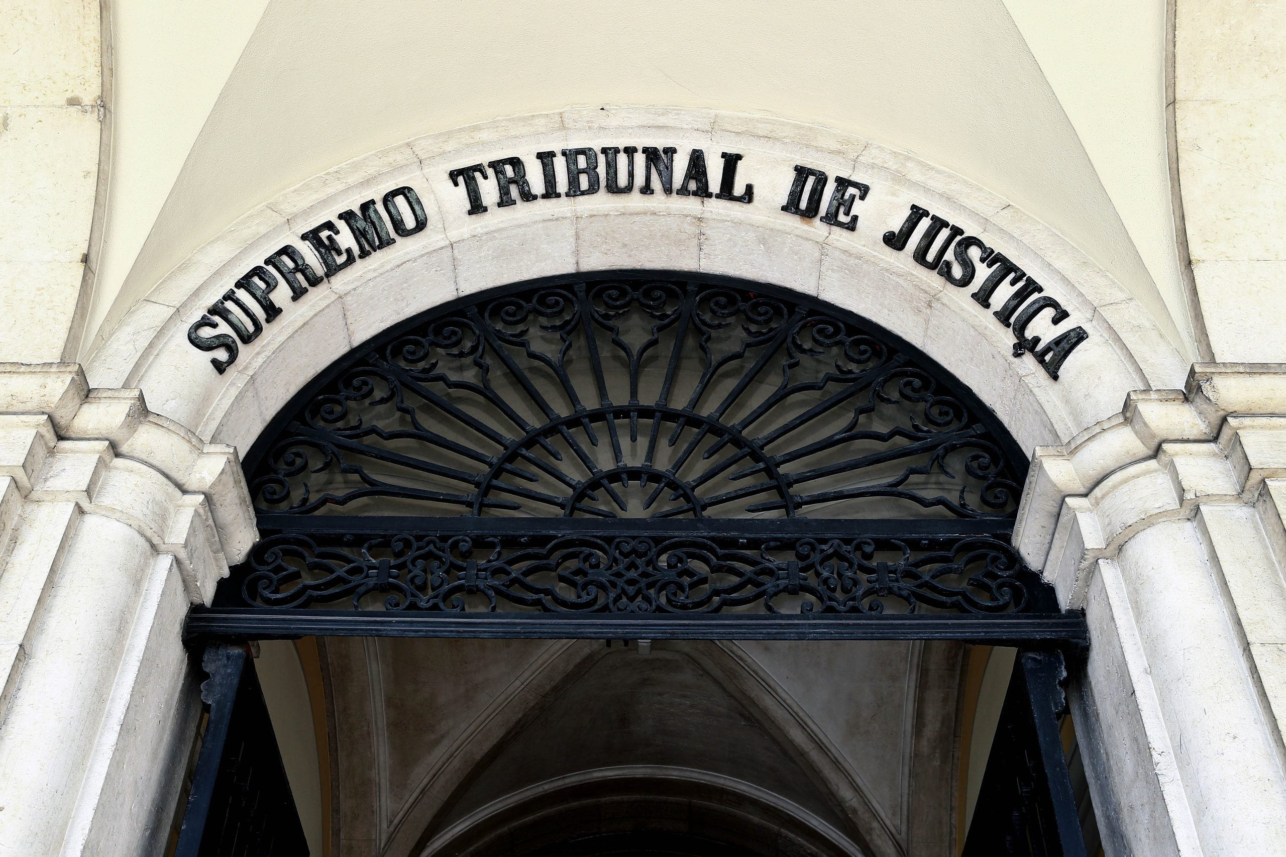 Supremo reduz pena a homem que disparou contra cunhados e filho