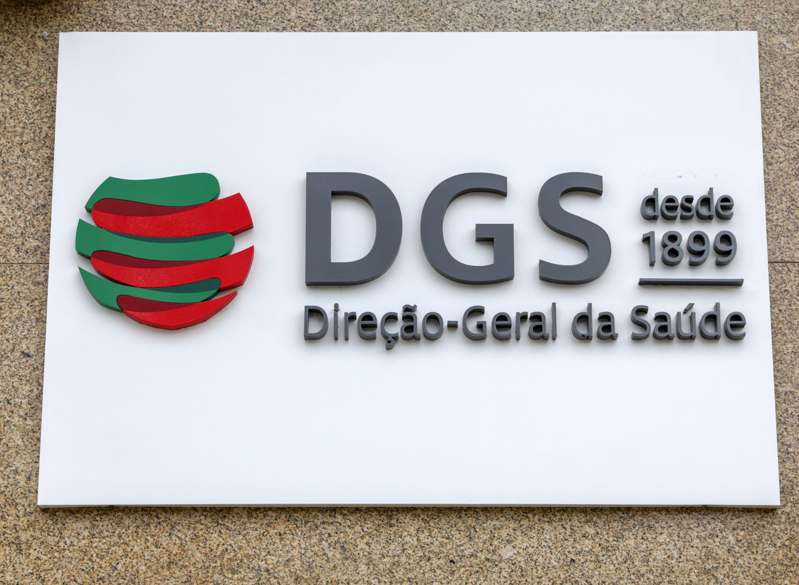 Covid-19: DGS diz que registo de novos casos depende de médicos e laboratórios