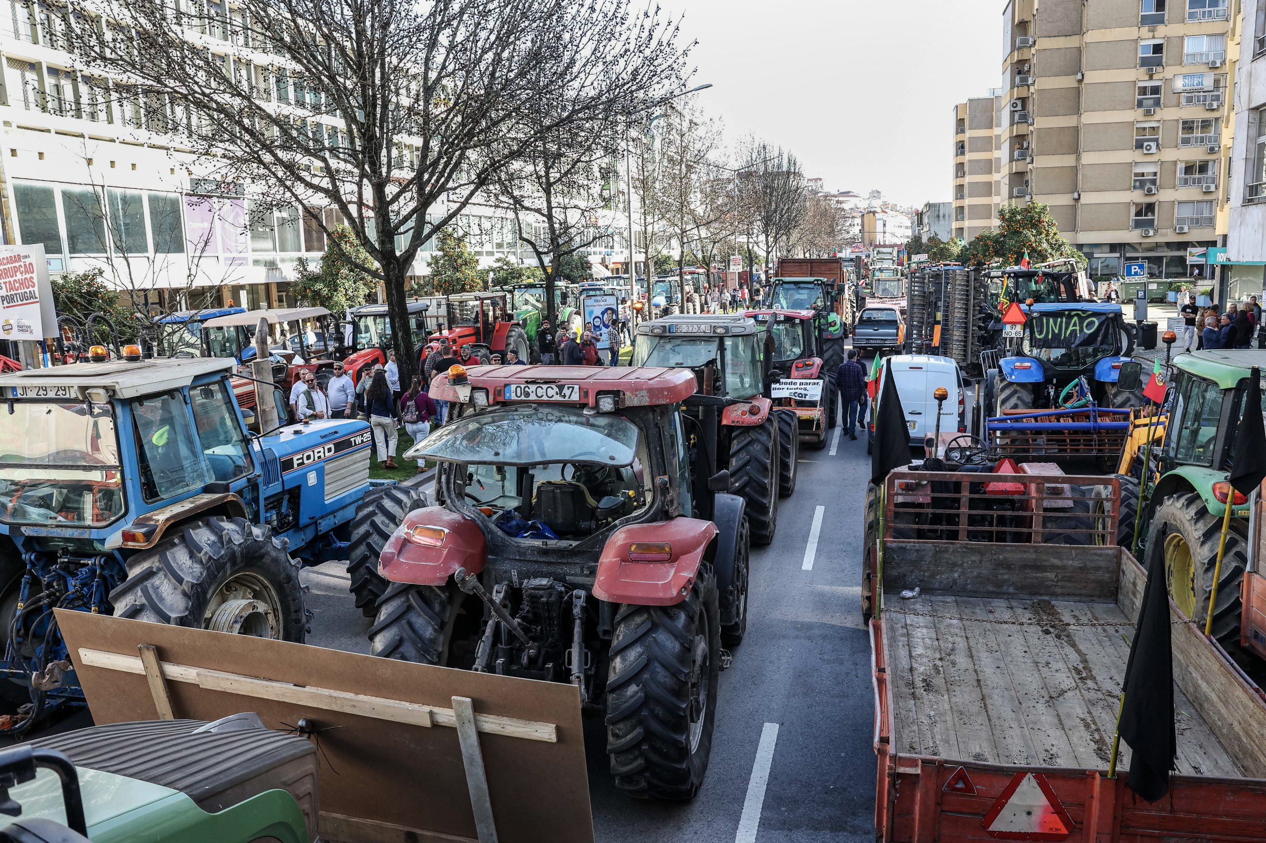 Agricultores fecham totalmente avenida em Coimbra. Em Almeida, uma reunião com a ministra vai ditar o futuro do protesto