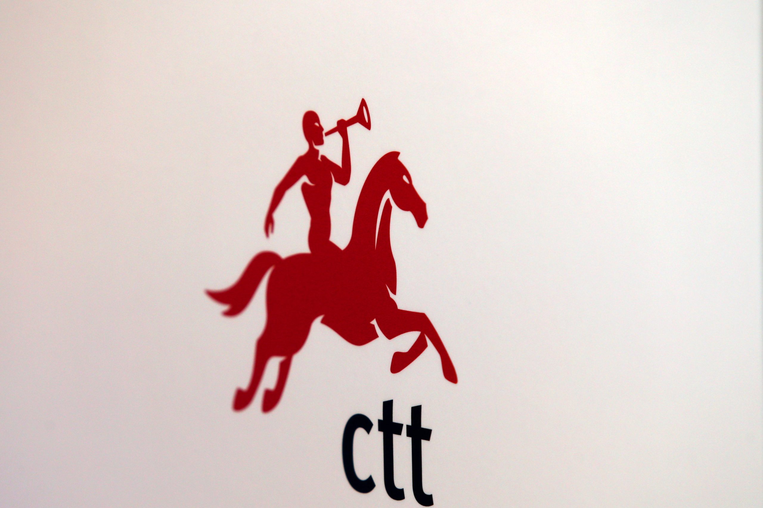 Ex-funcionário dos CTT/Madeira condenado a quatro anos de prisão por se ter apropriado de milhares de euros