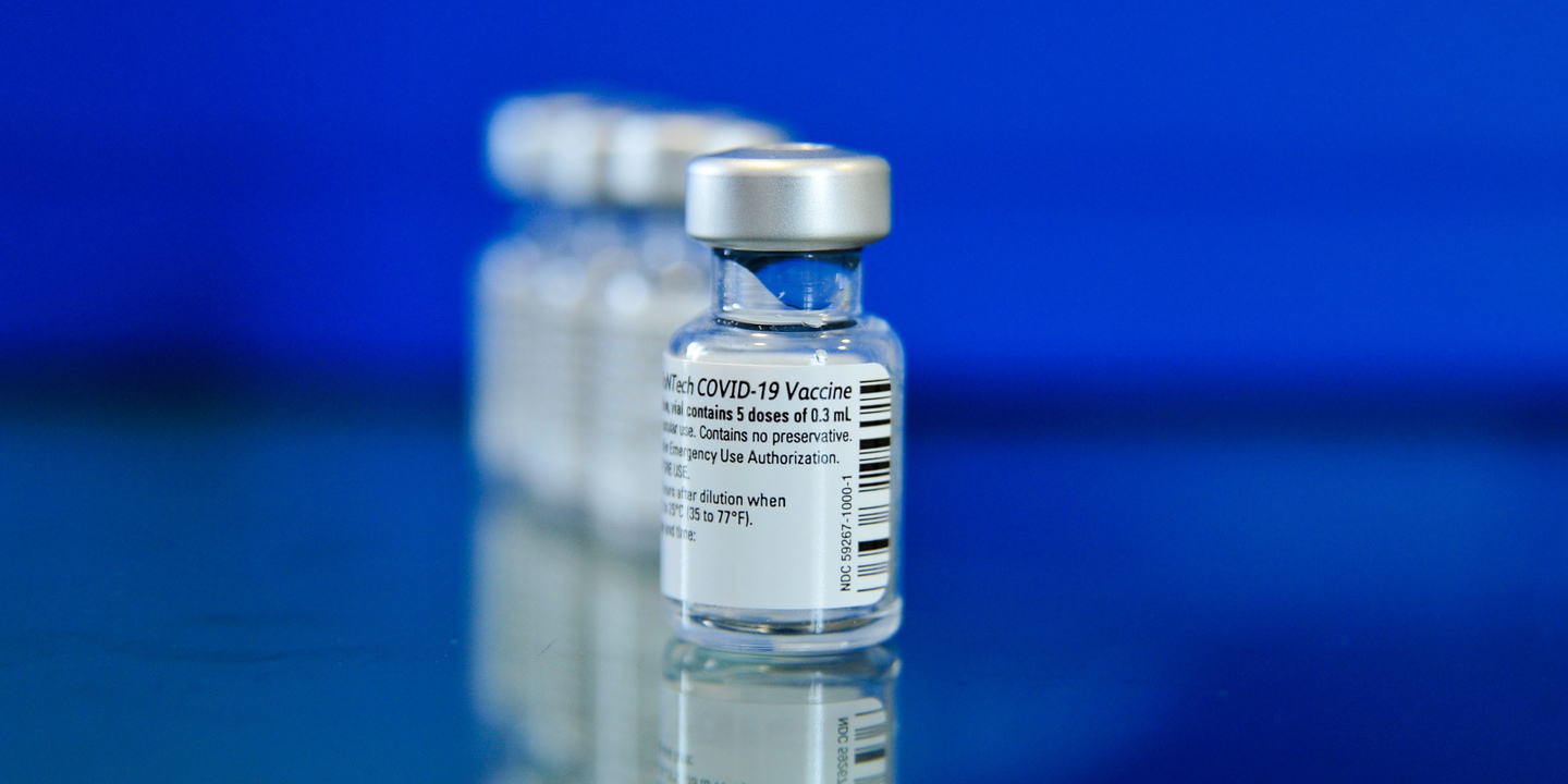 Covid-19: Única dose de vacinas Pfizer ou AstraZeneca reduz hospitalização nos mais idosos