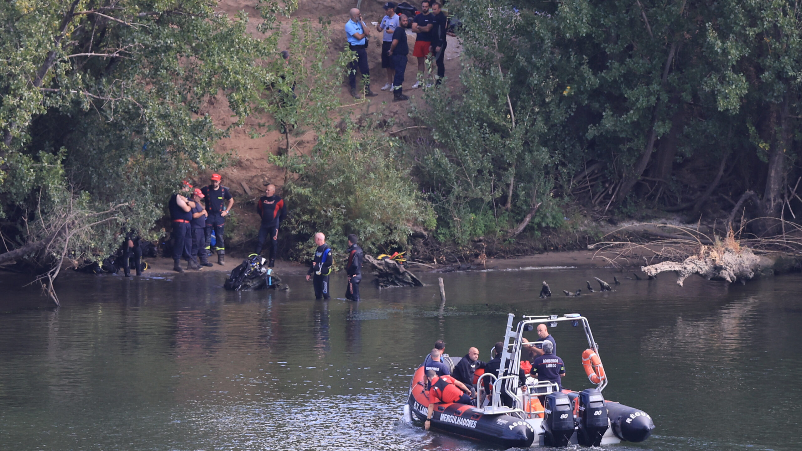 Helicóptero que caiu no Douro violou regras de voo e piloto é arguido por homicídio negligente