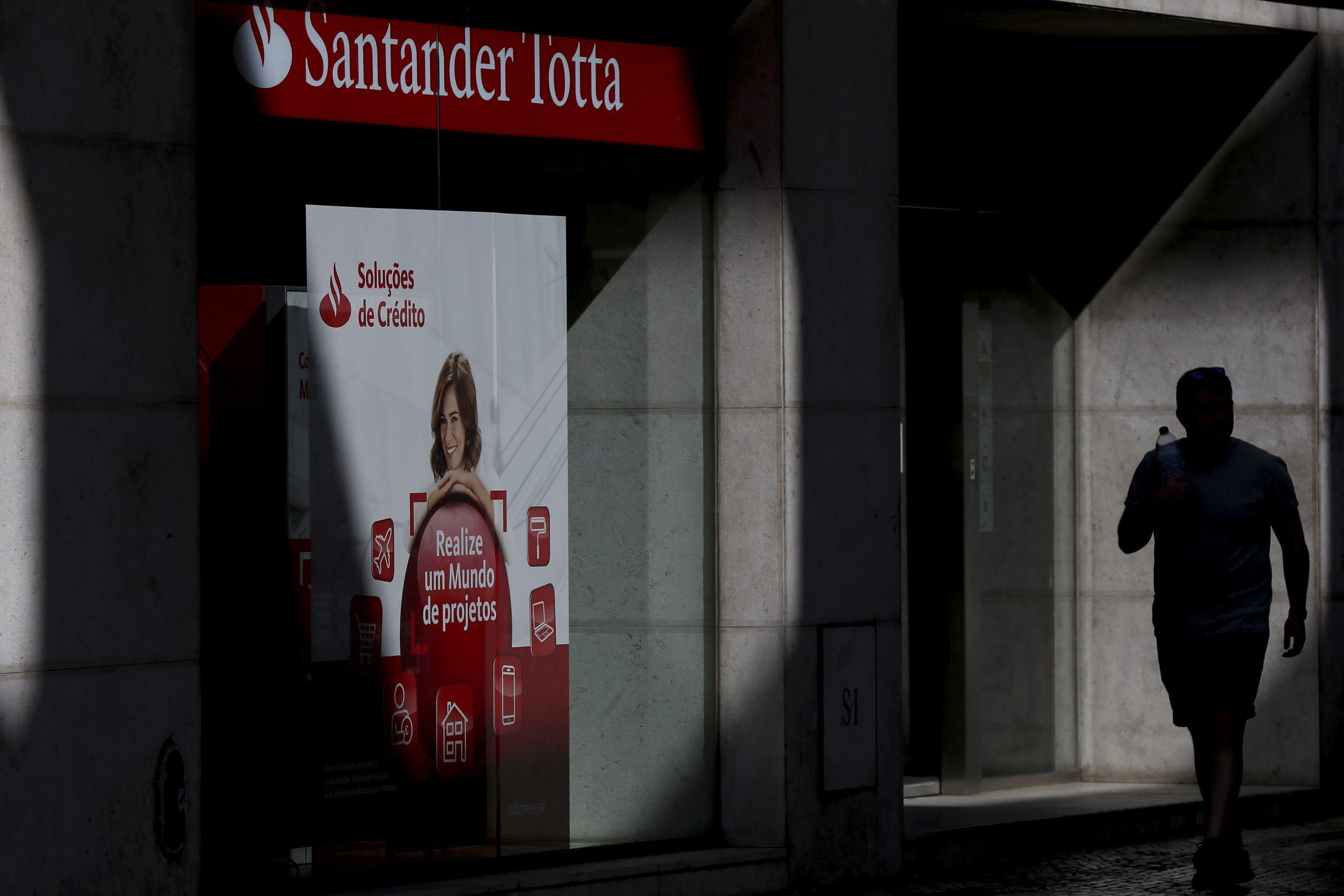 Santander Totta contra proposta para refletir juros negativos nos empréstimos