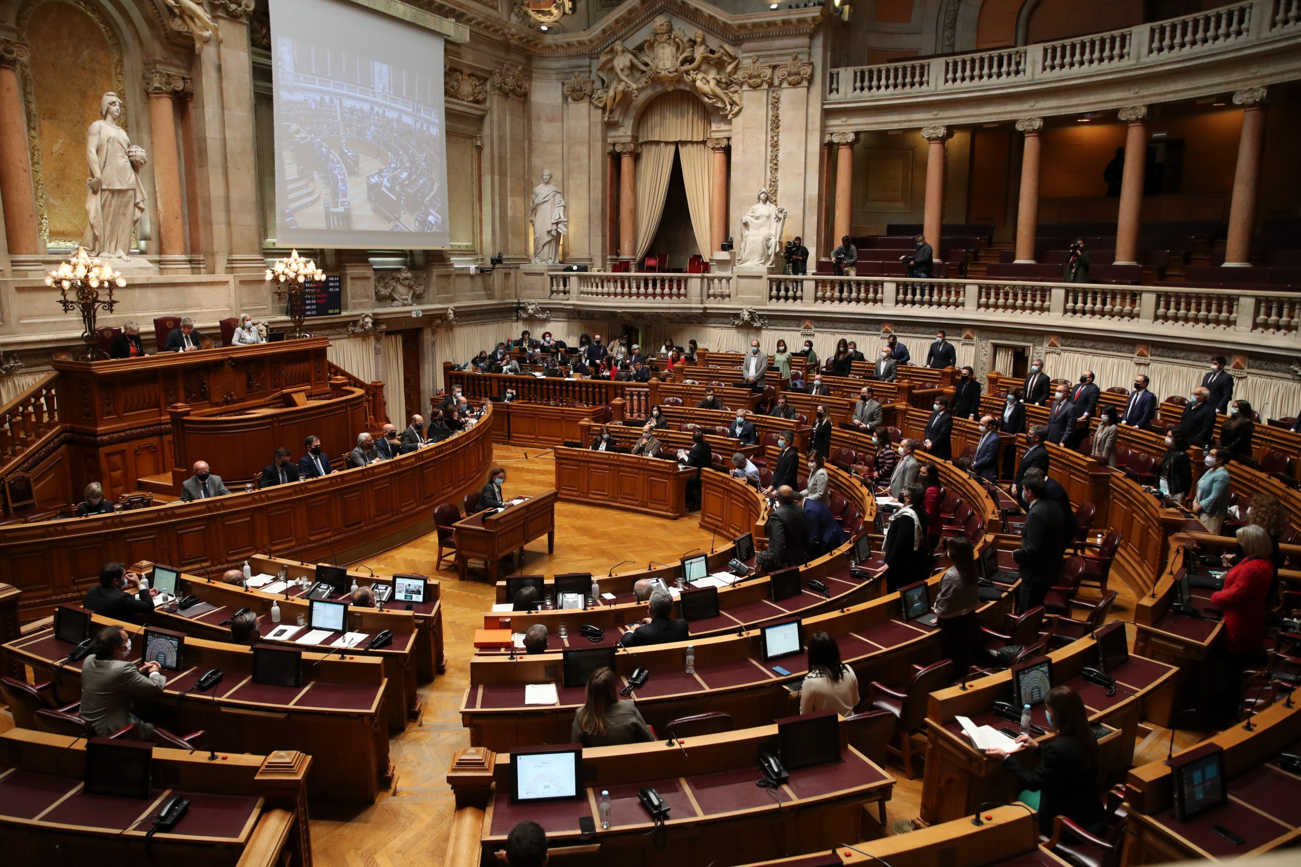 PS aponta “confusão de conceitos” a projetos para tornar públicos contratos com o Estado