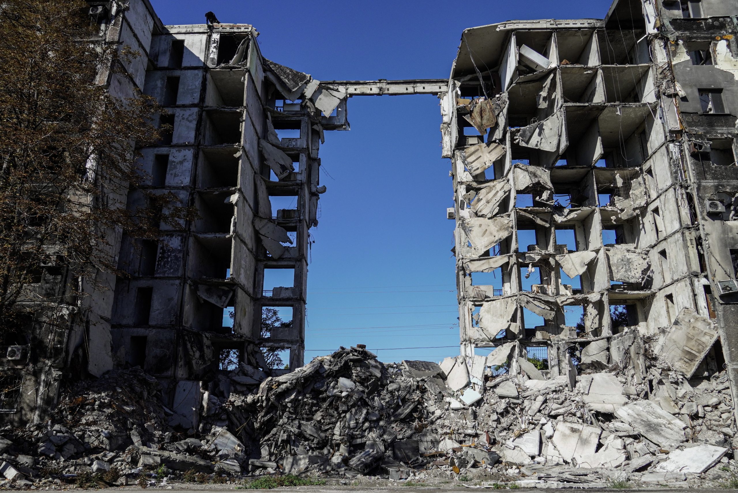 Presidente ucraniano acusa russos de terem destruído 90% de Mariupol