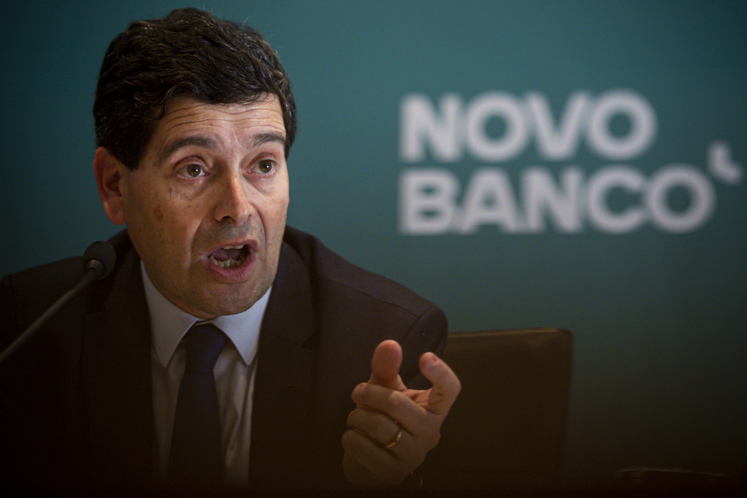 Presidente do Novo Banco disponível para ir ao parlamento “até em agosto”