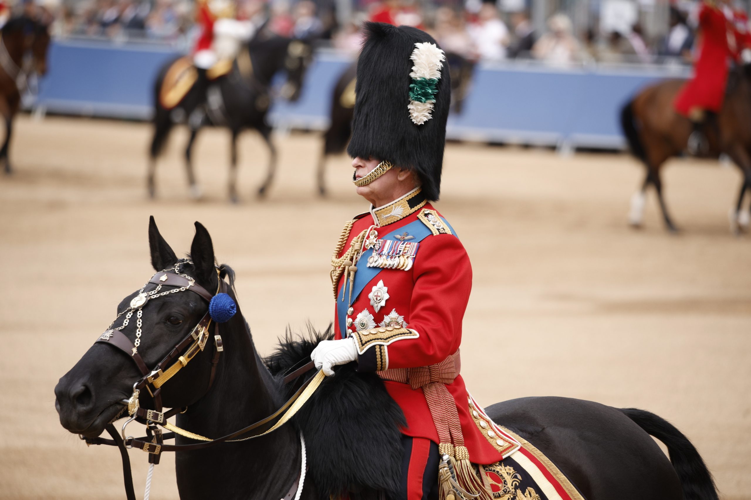 Aniversário de Carlos III é só em novembro. Hoje o rei presidiu ao desfile que o assinala numa tradição de junho feita para aproveitar o bom tempo