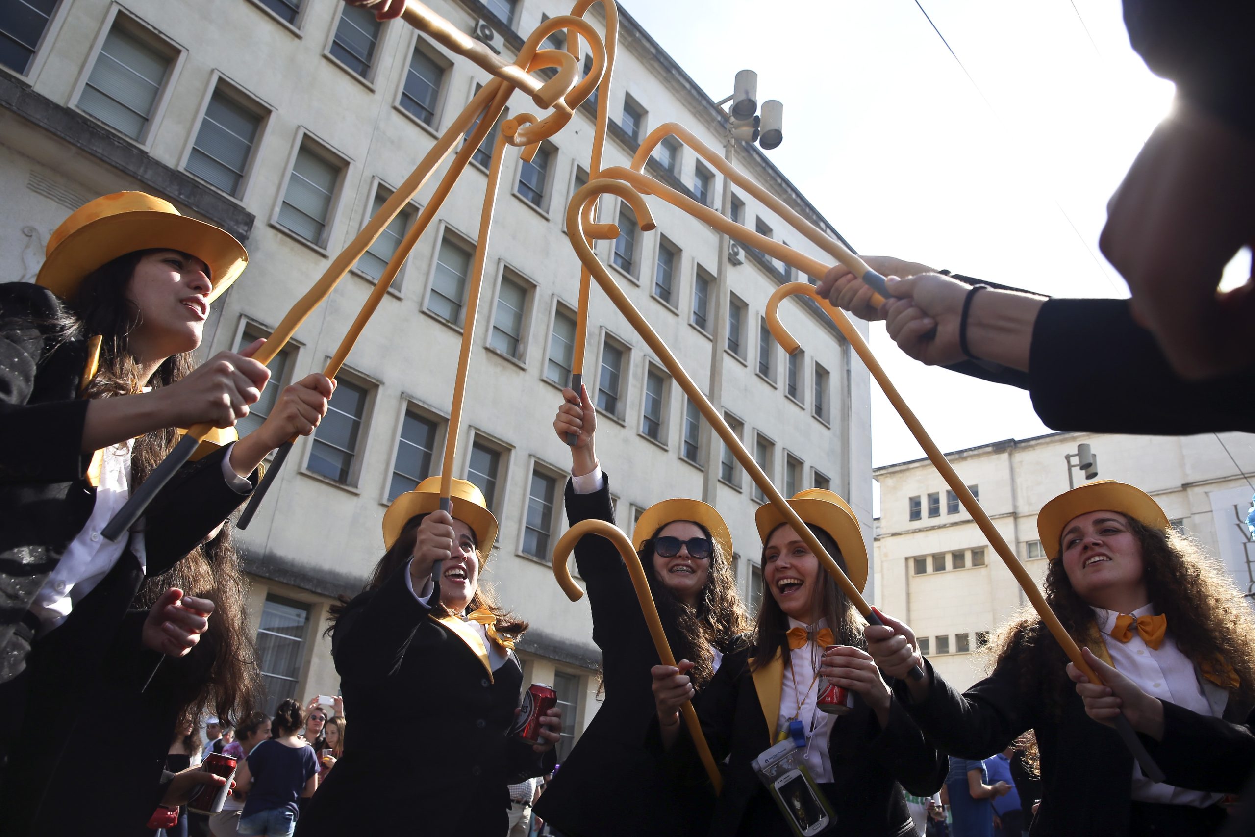Coimbra regista enchente das antigas com o regresso do cortejo da Queima das Fitas