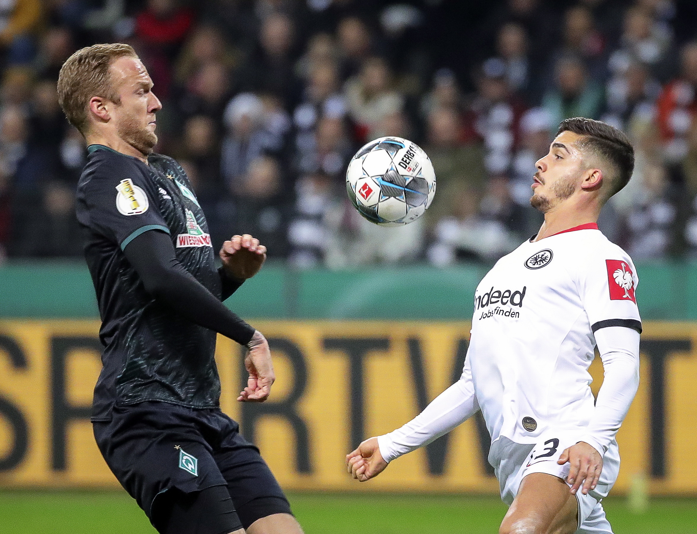 Golo de André Silva ajuda Eintracht a garantir ‘meias’ da Taça da Alemanha