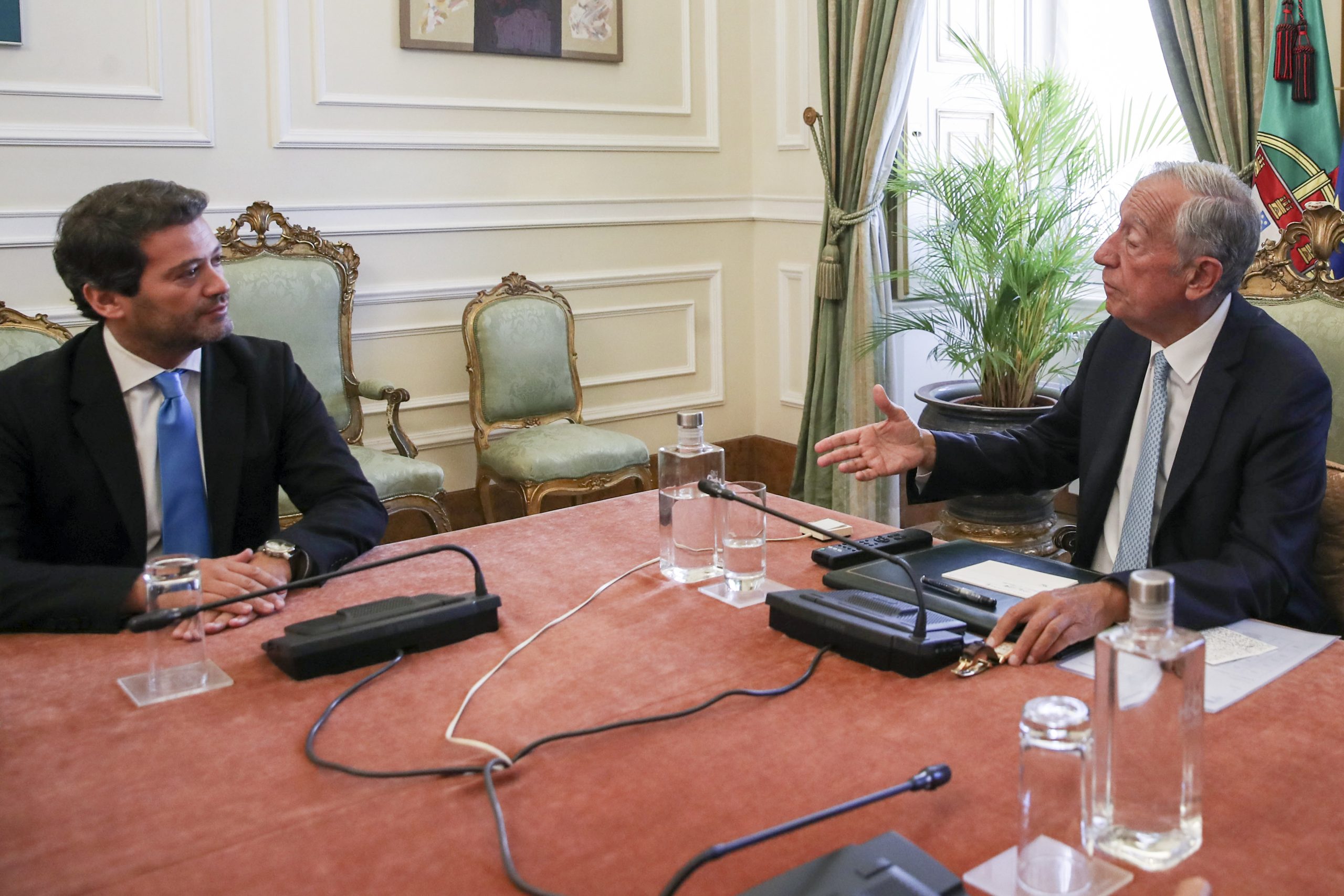 Ventura apela a Marcelo que ”não aumente mais a fogueira” sobre regresso de Passos