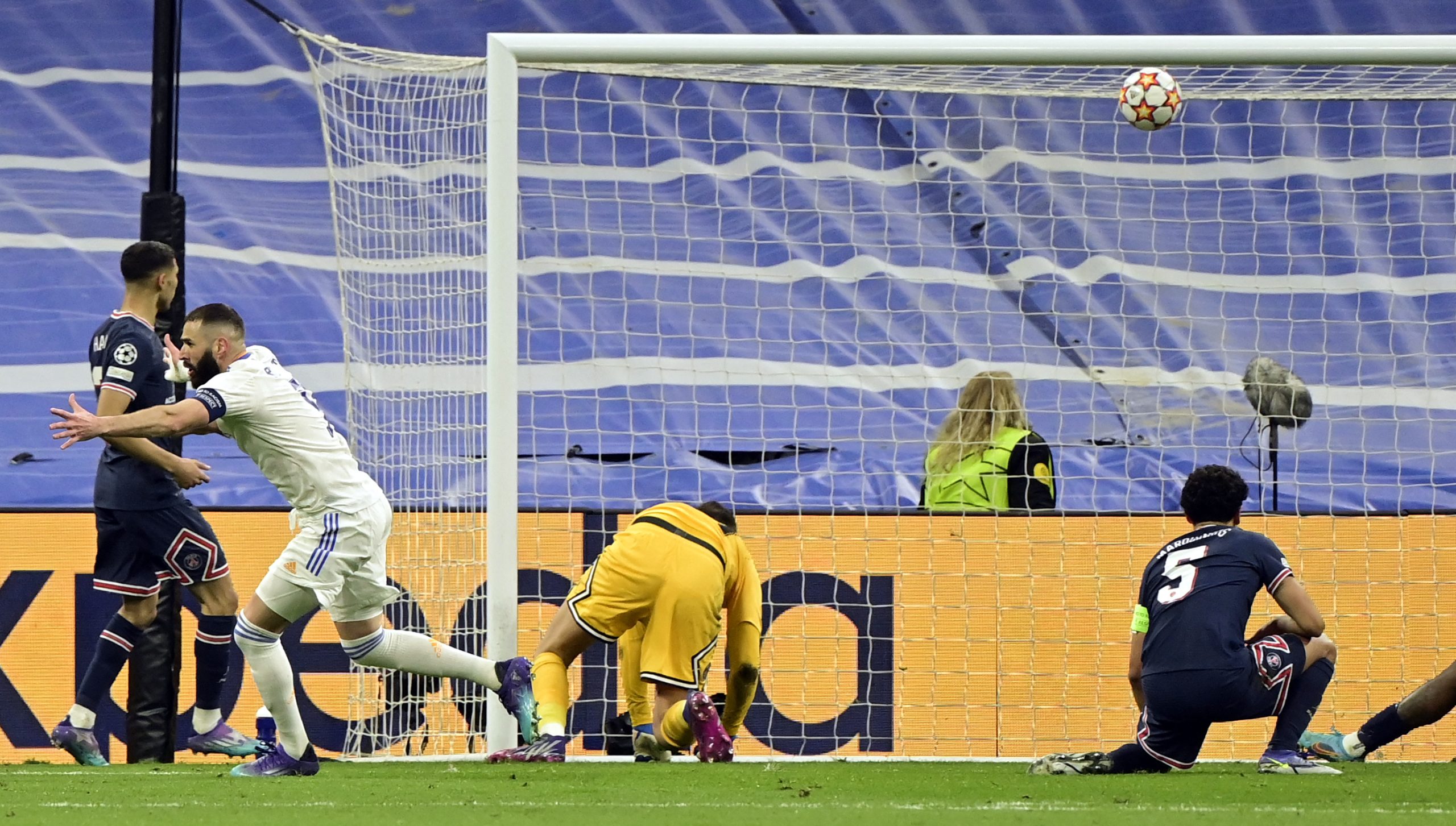 Hattrick de Benzema atira PSG de Messi, Neymar e Mbappé para fora da Liga dos Campeões