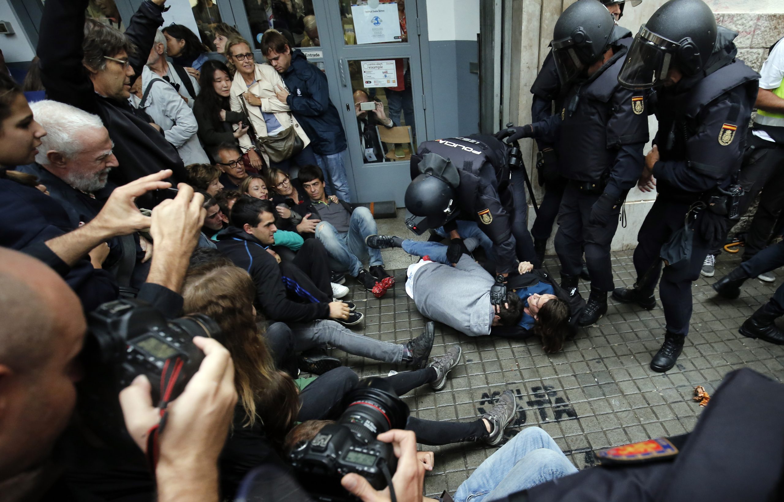 Catalunha: Serviços de saúde elevam para 844 número de feridos por cargas policiais