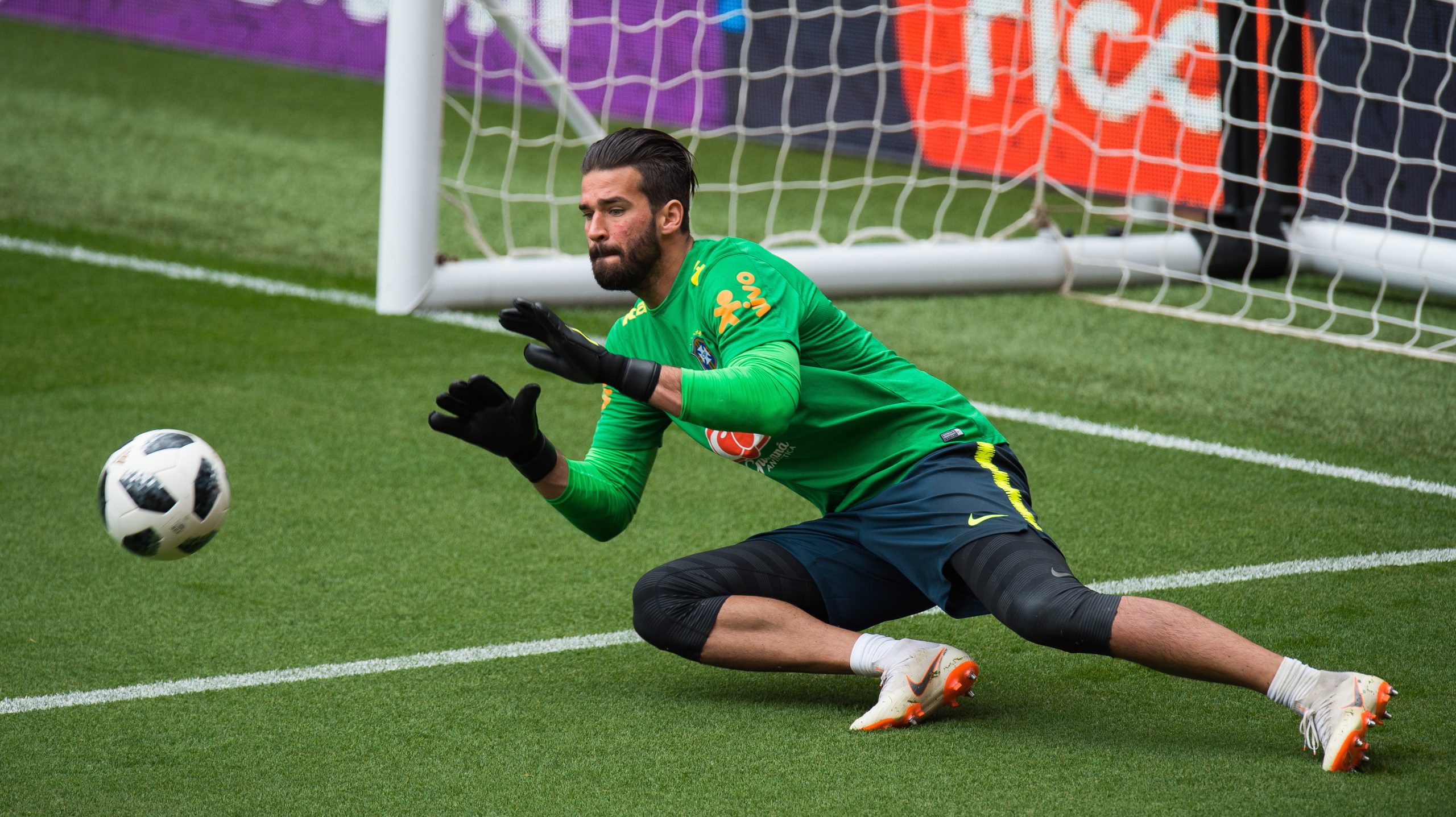Alisson assina pelo Liverpool e torna-se no guarda-redes mais caro da história