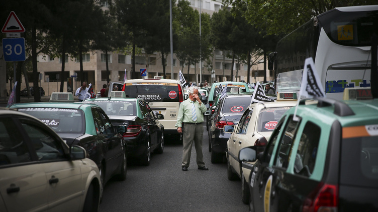 Faixas negras e buzinadelas contra a Uber: as imagens do protesto dos taxistas