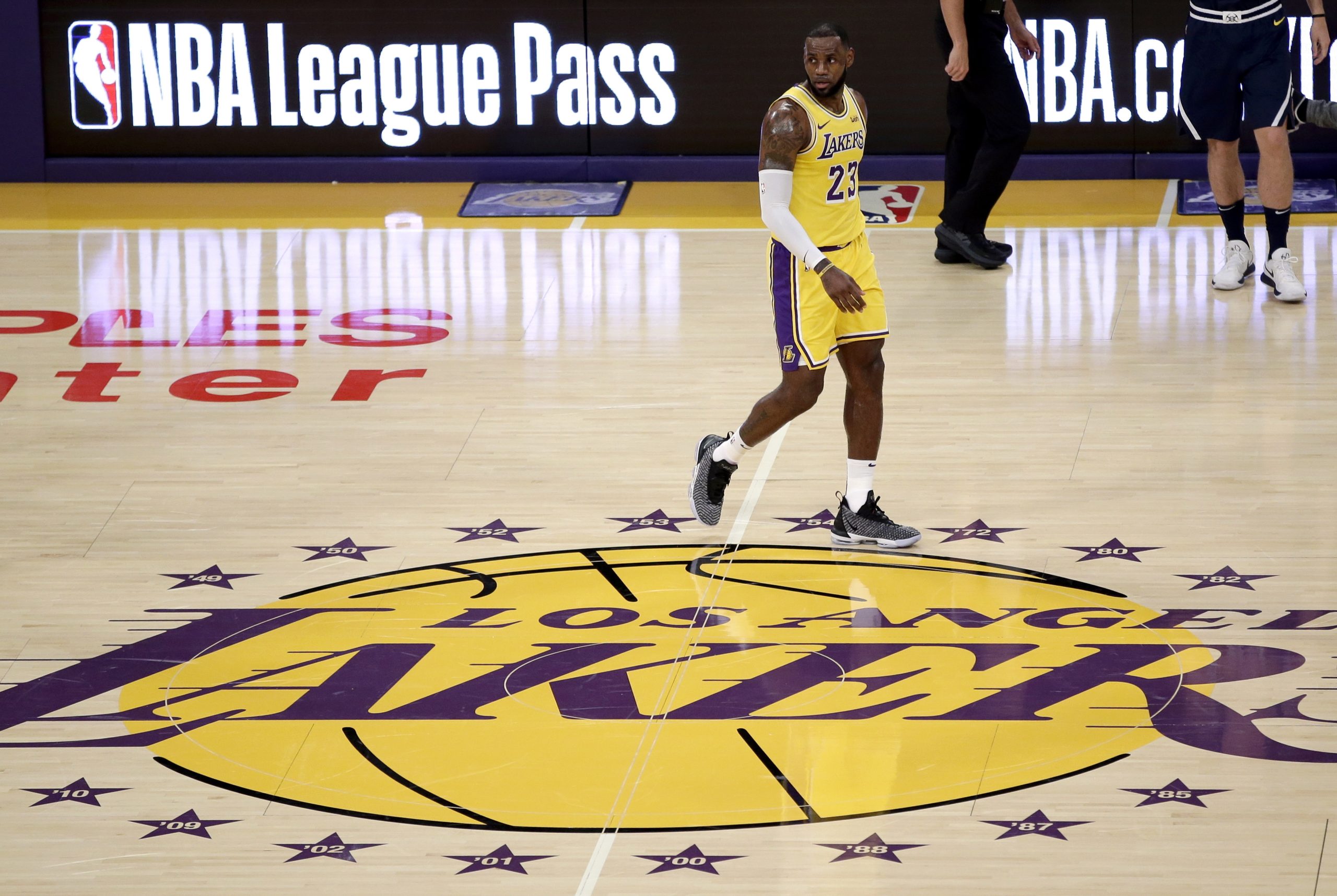 Basquetebolista LeBron James ganha pela primeira vez ao serviço dos Lakers