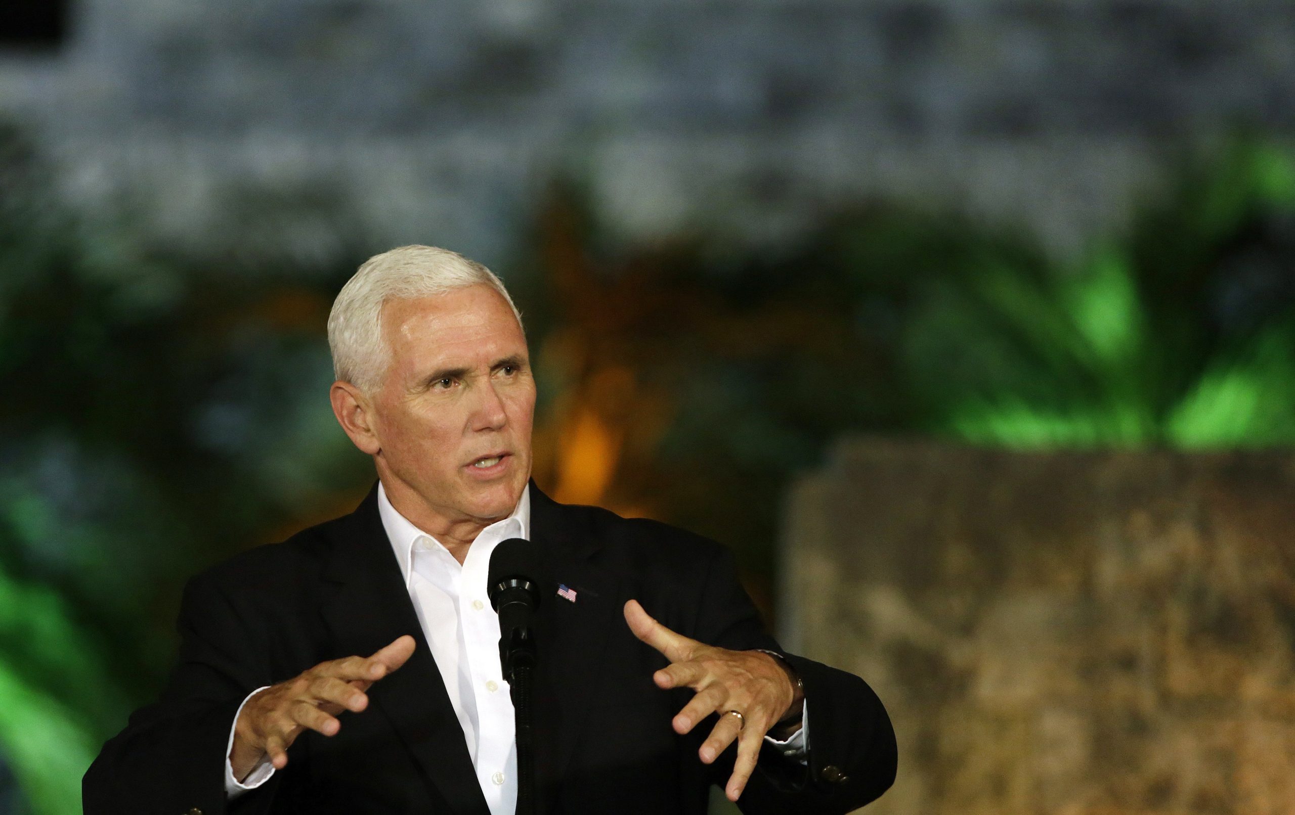 Mike Pence abandona jogo de futebol devido a protesto de jogadores durante o hino