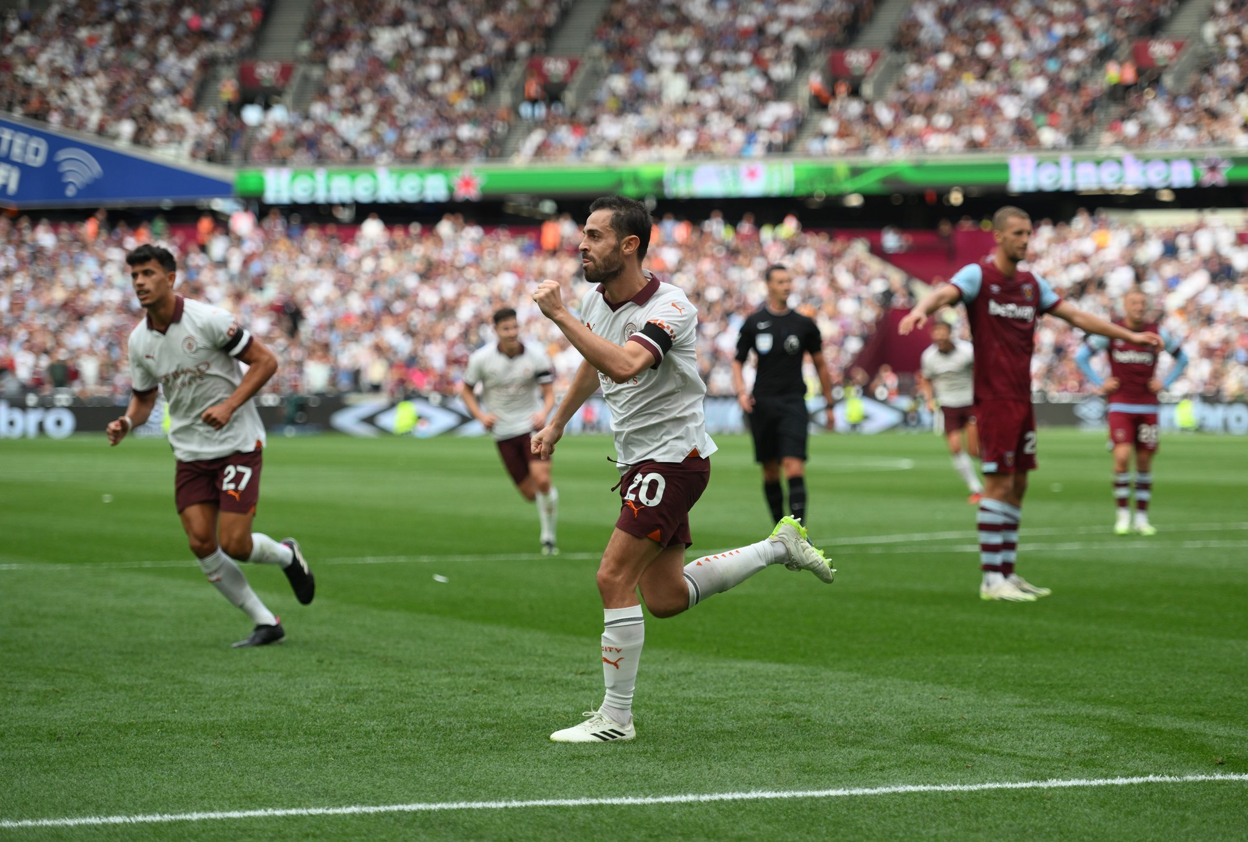 Bernardo Silva marca e assiste em vitória do campeão Manchester City