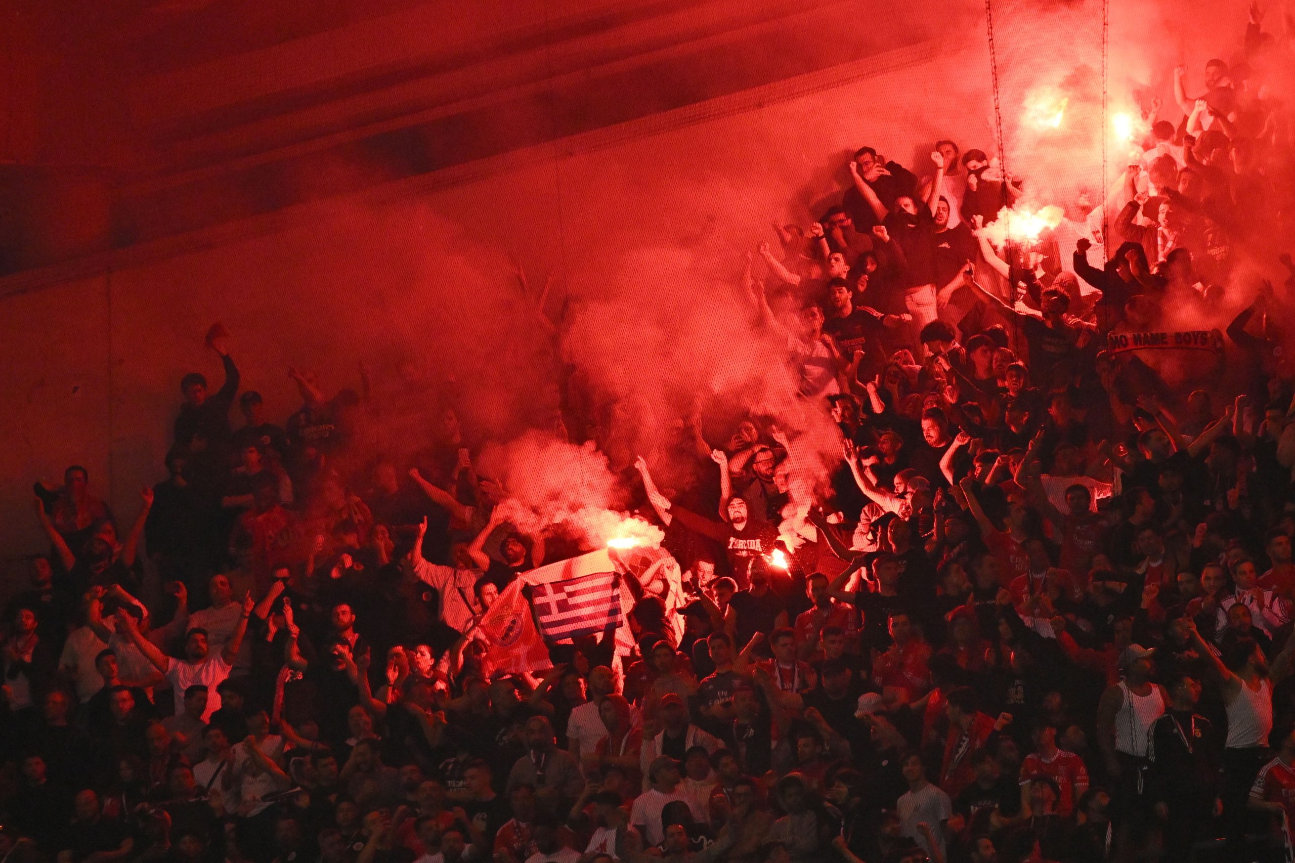 Direção e equipa do Benfica reúnem com adeptos no Seixal em ambiente de “diálogo e união”