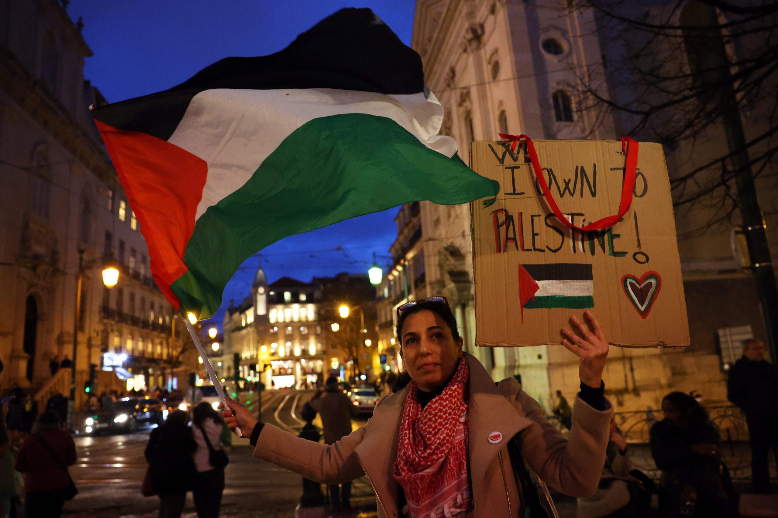“Fim ao Genocídio”. Centenas de pessoas no centro de Lisboa em solidariedade com o povo palestiniano