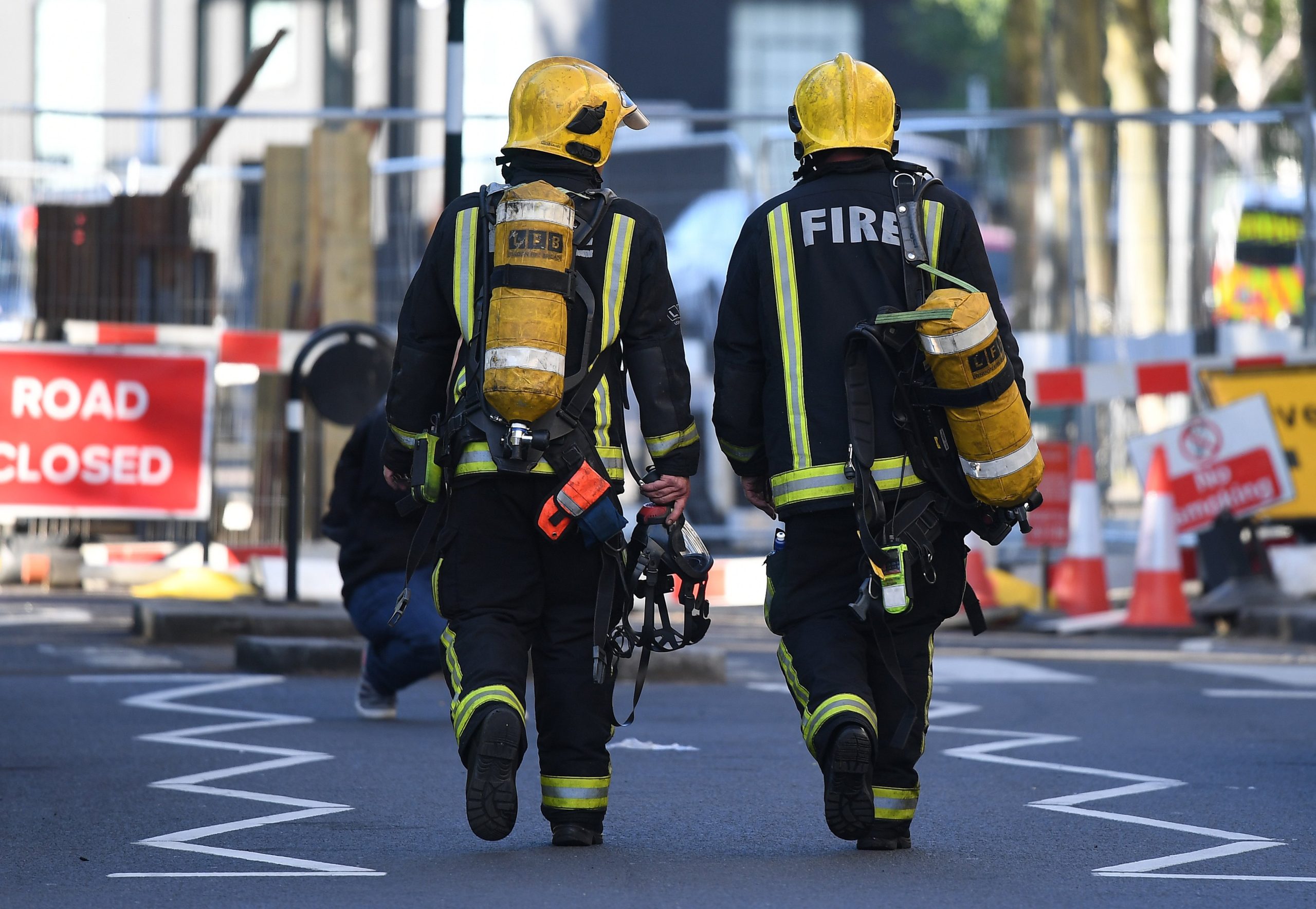 Bombeiros combatem incêndio em prédio de 12 andares em Manchester