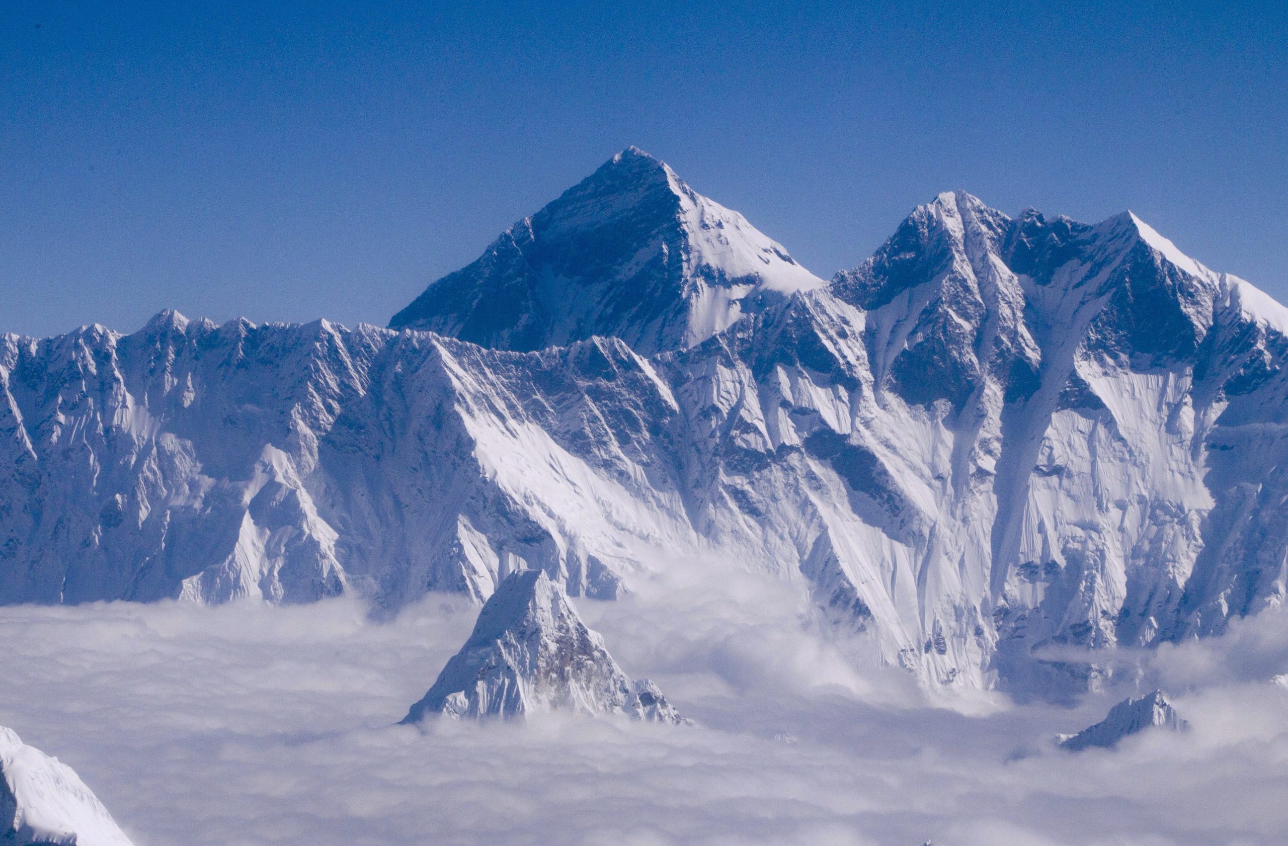 A maior montanha do mundo acabou de ficar um bocadinho mais alta e a causa está num acordo entre China e Nepal