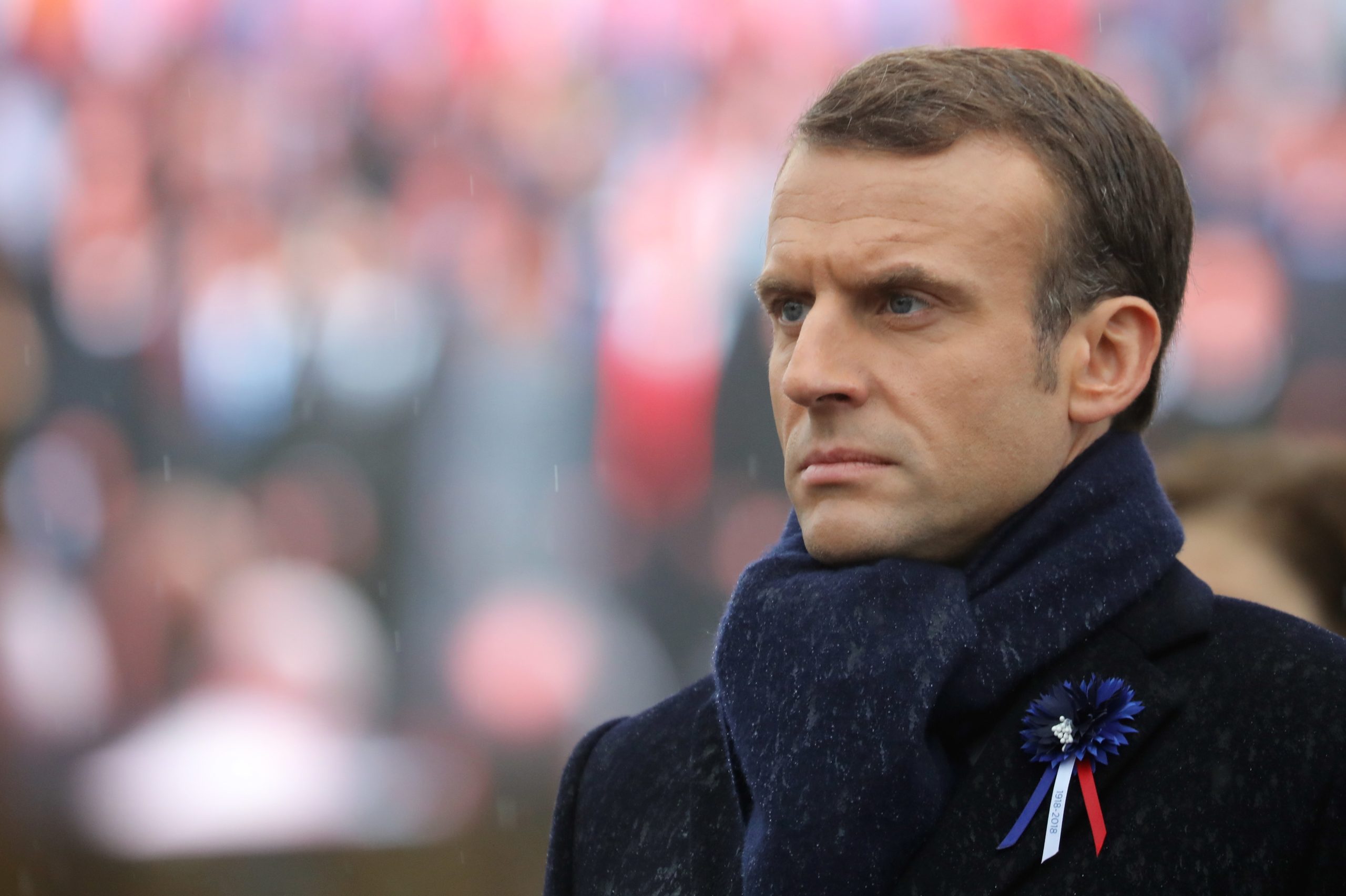 Confrontos em Paris. Emmanuel Macron em reunião de emergência do Governo