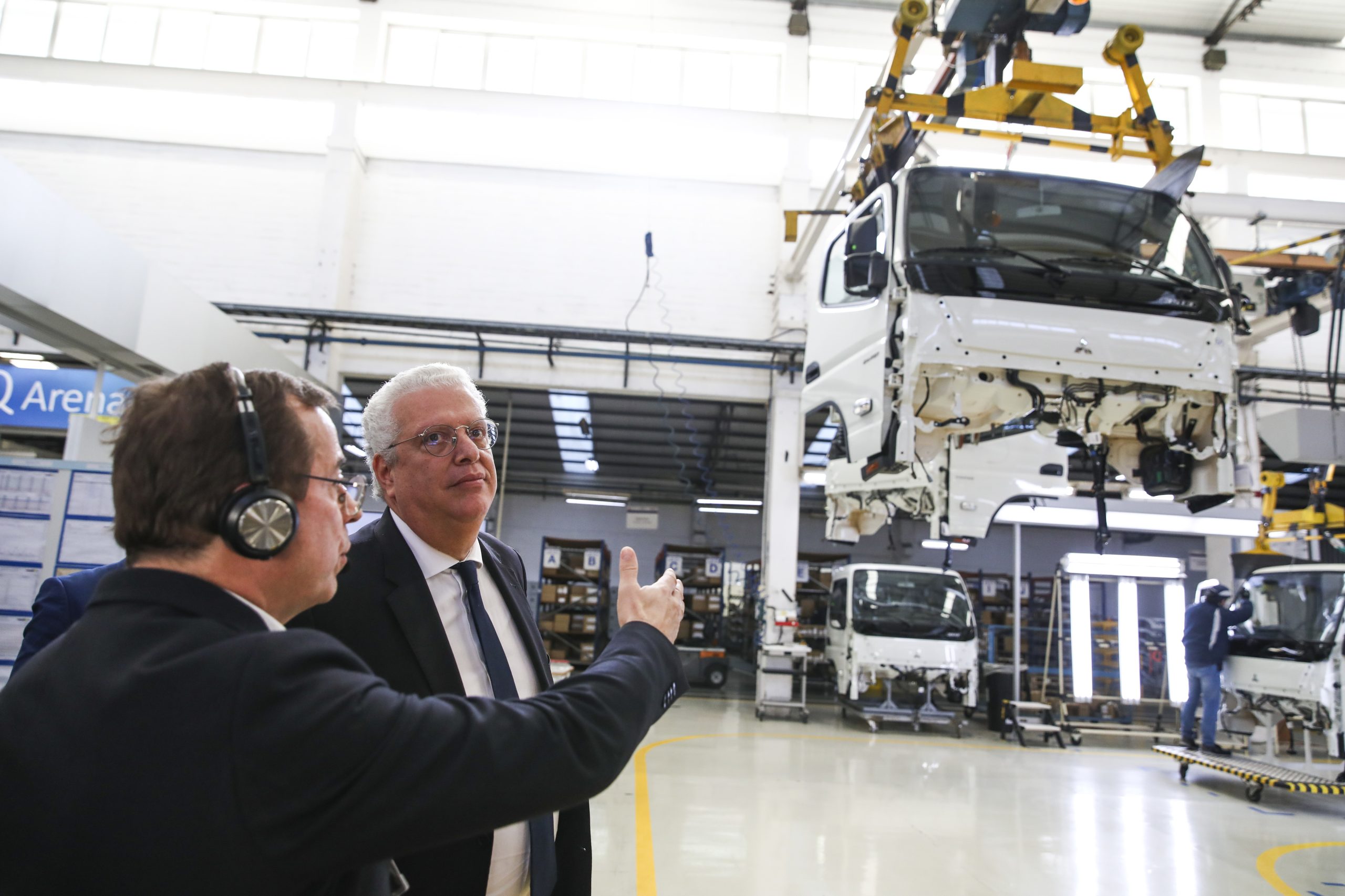 Ministro da Economia visita fábrica da Fuso “atento” aos desafios do setor automóvel