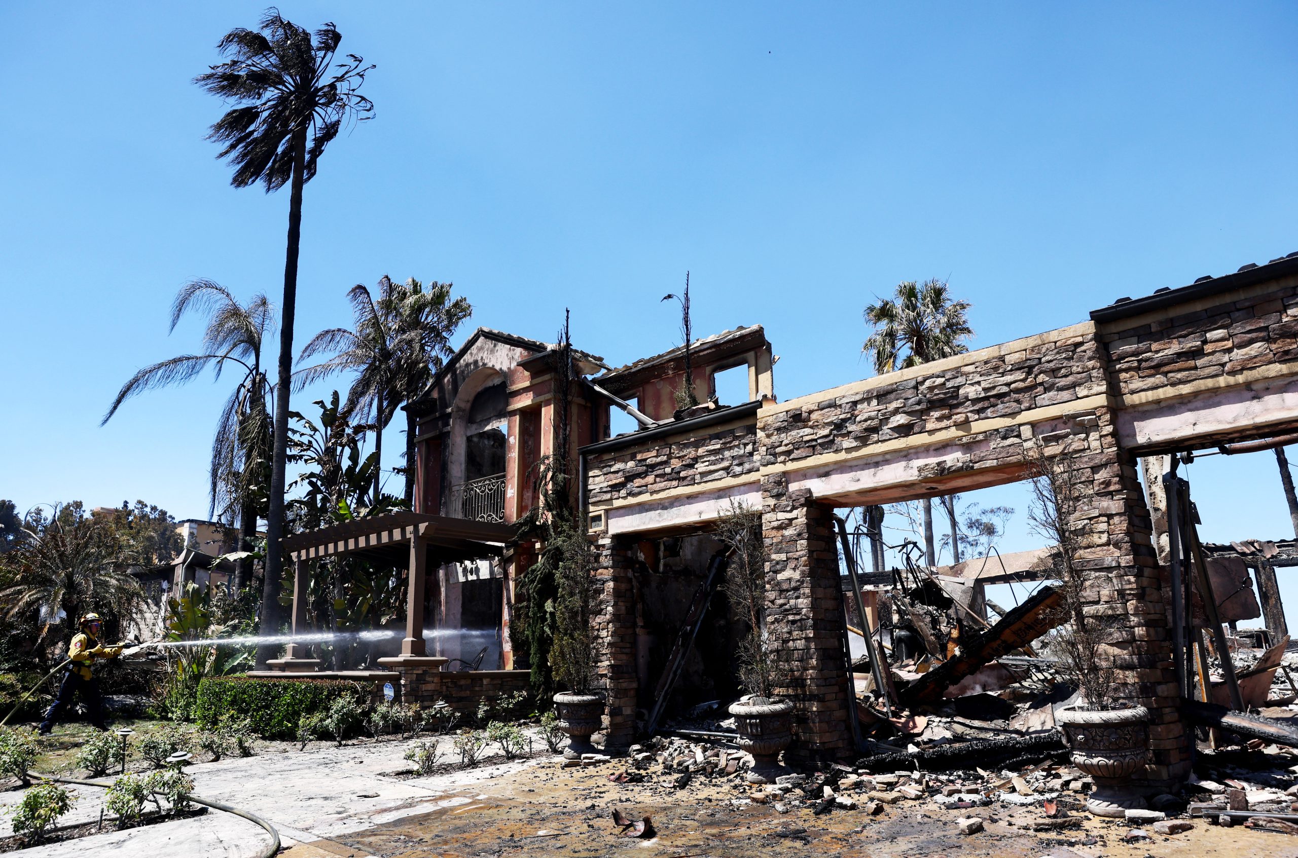 Incêndio destrói pelo menos vinte mansões na costa da Califórnia