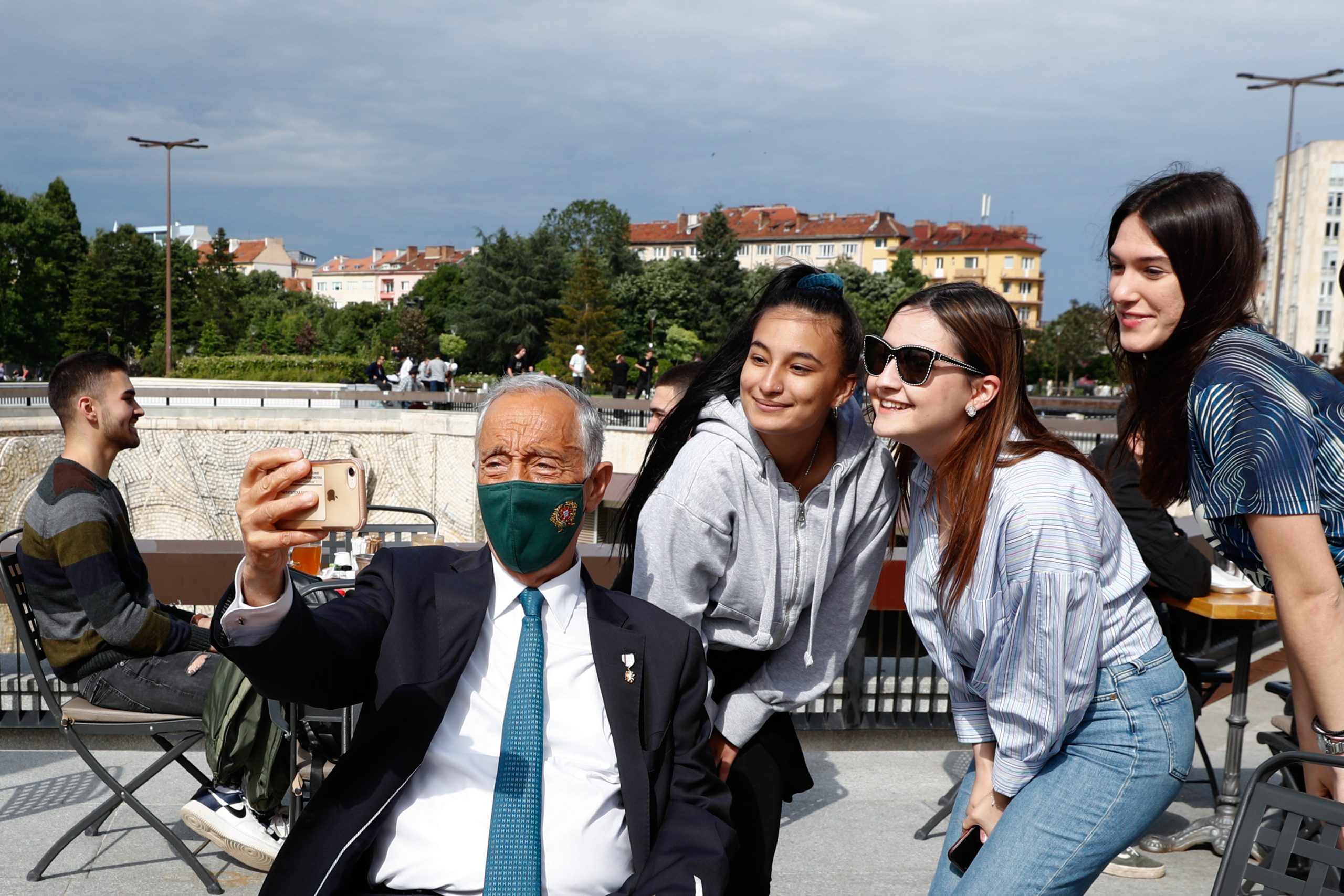 Marcelo em Sófia: Entre livros e ‘selfies’, mas sem palavras para as notícias de Lisboa
