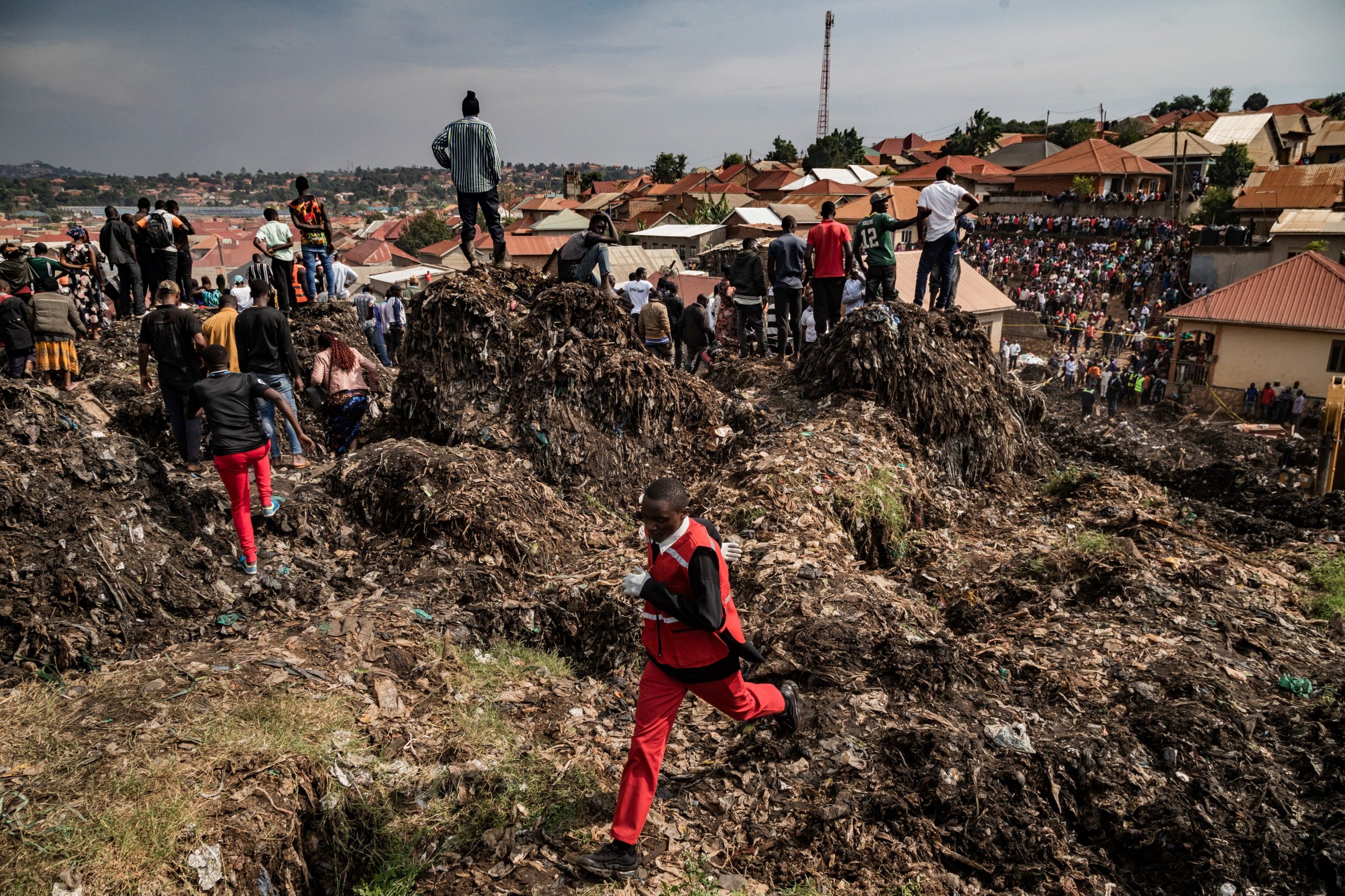 Encontrados 19 corpos e buscas continuam após deslizamento em aterro sanitário no Uganda