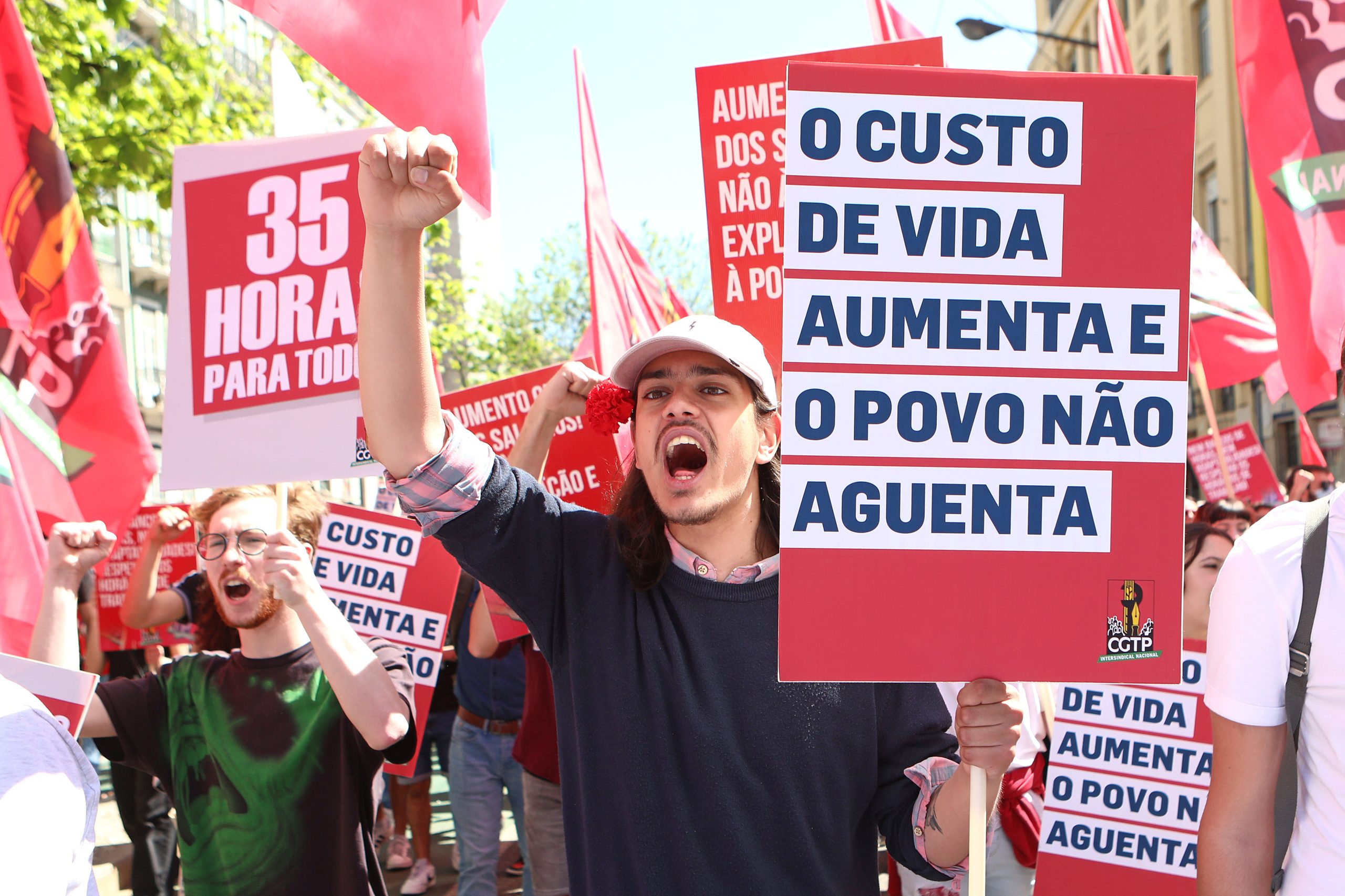 Milhares de pessoas rumaram do Martim Moniz à Alameda. O desfile do 1.º Maio em Lisboa em imagens