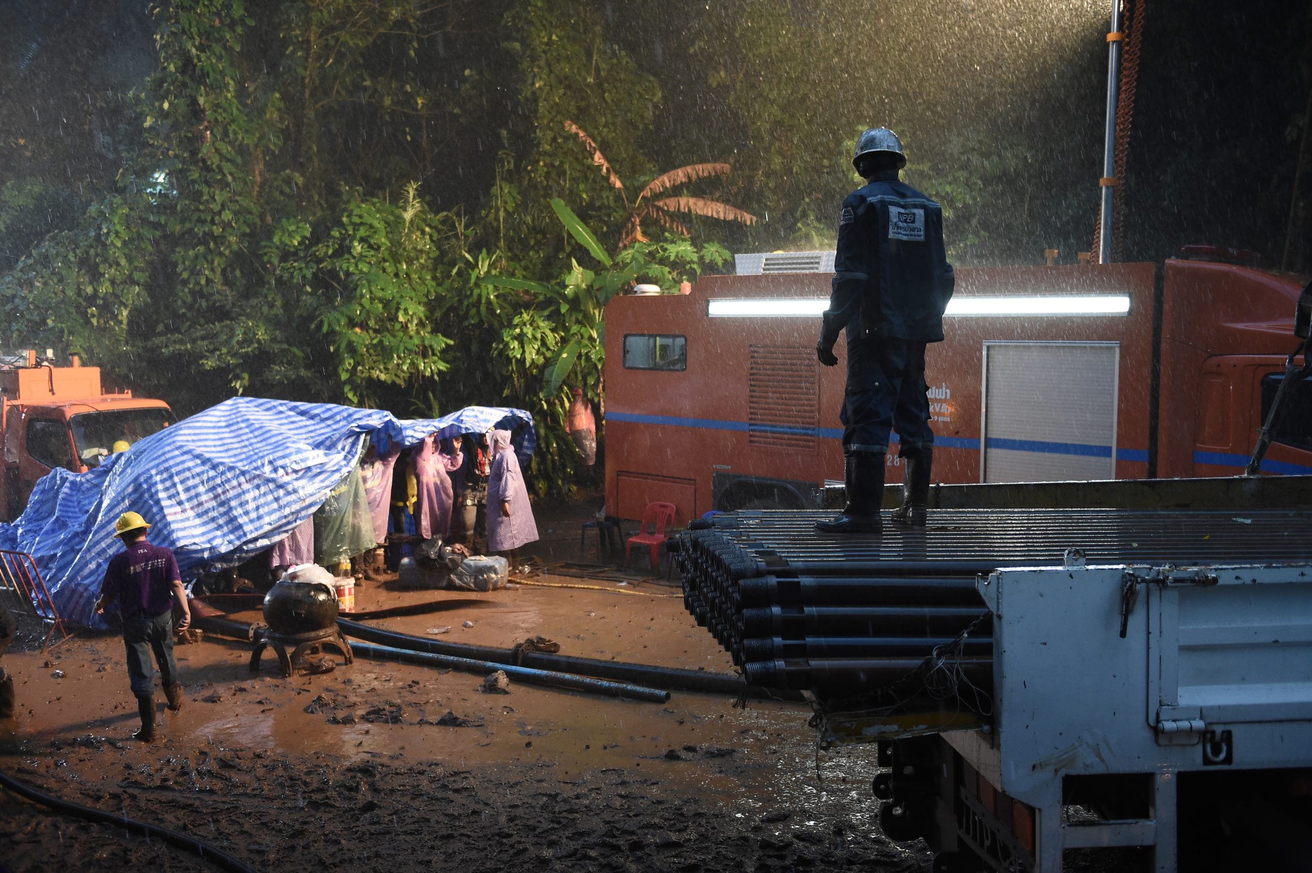 Tailândia. Chuva impede busca de jovens presos há cinco dias numa gruta. Militares e mergulhadores estrangeiros ajudam tentativa de resgate