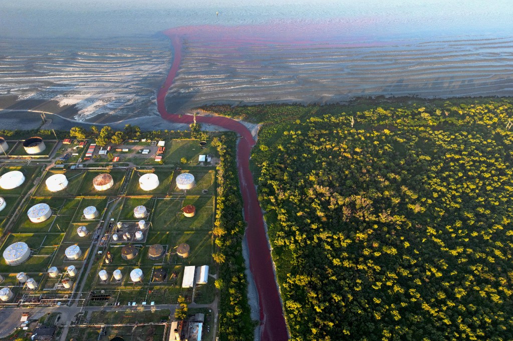 Na Argentina há um rio vermelho, mas não é milagre. É só tinta
