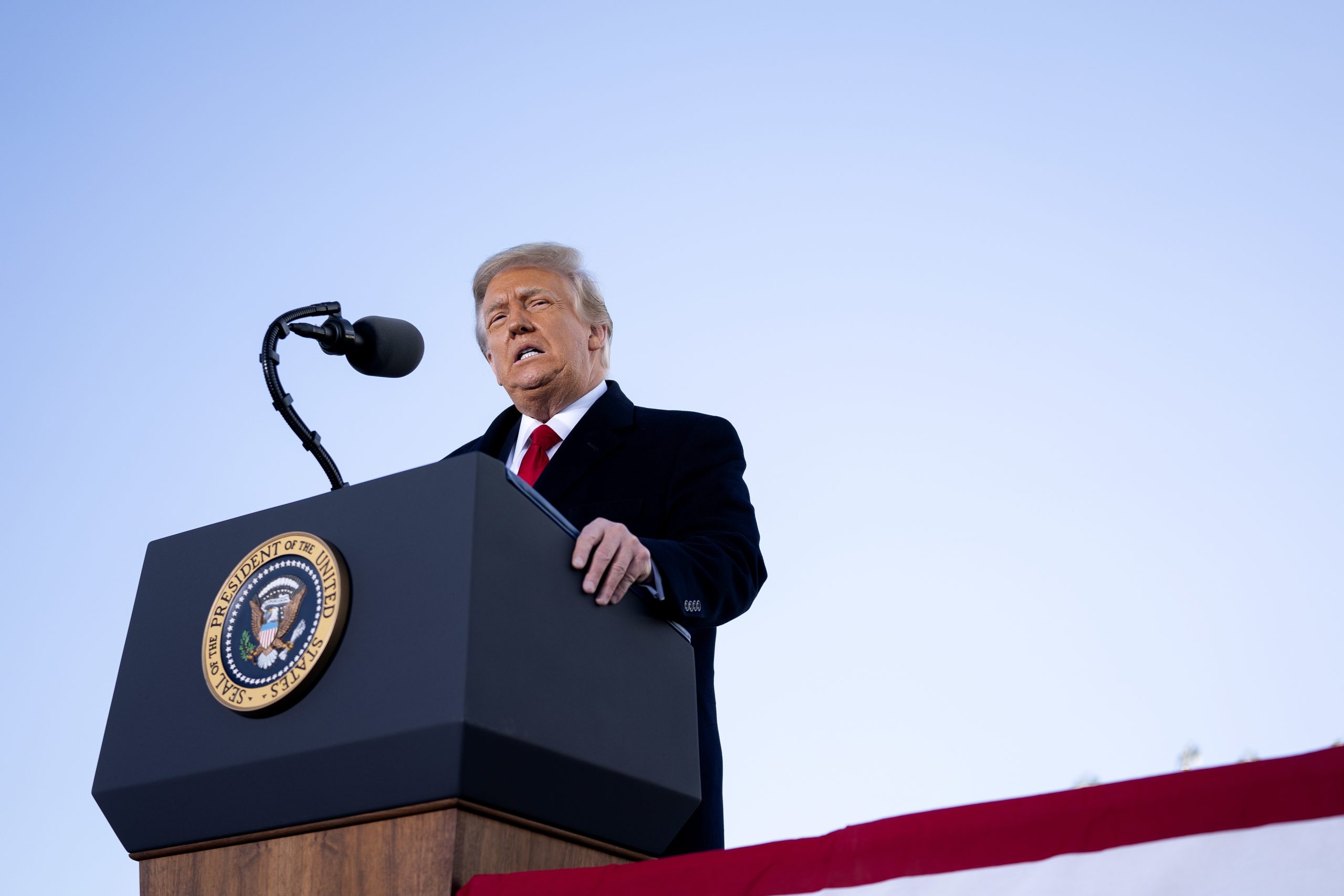 Donald Trump afastado do Facebook por mais seis meses
