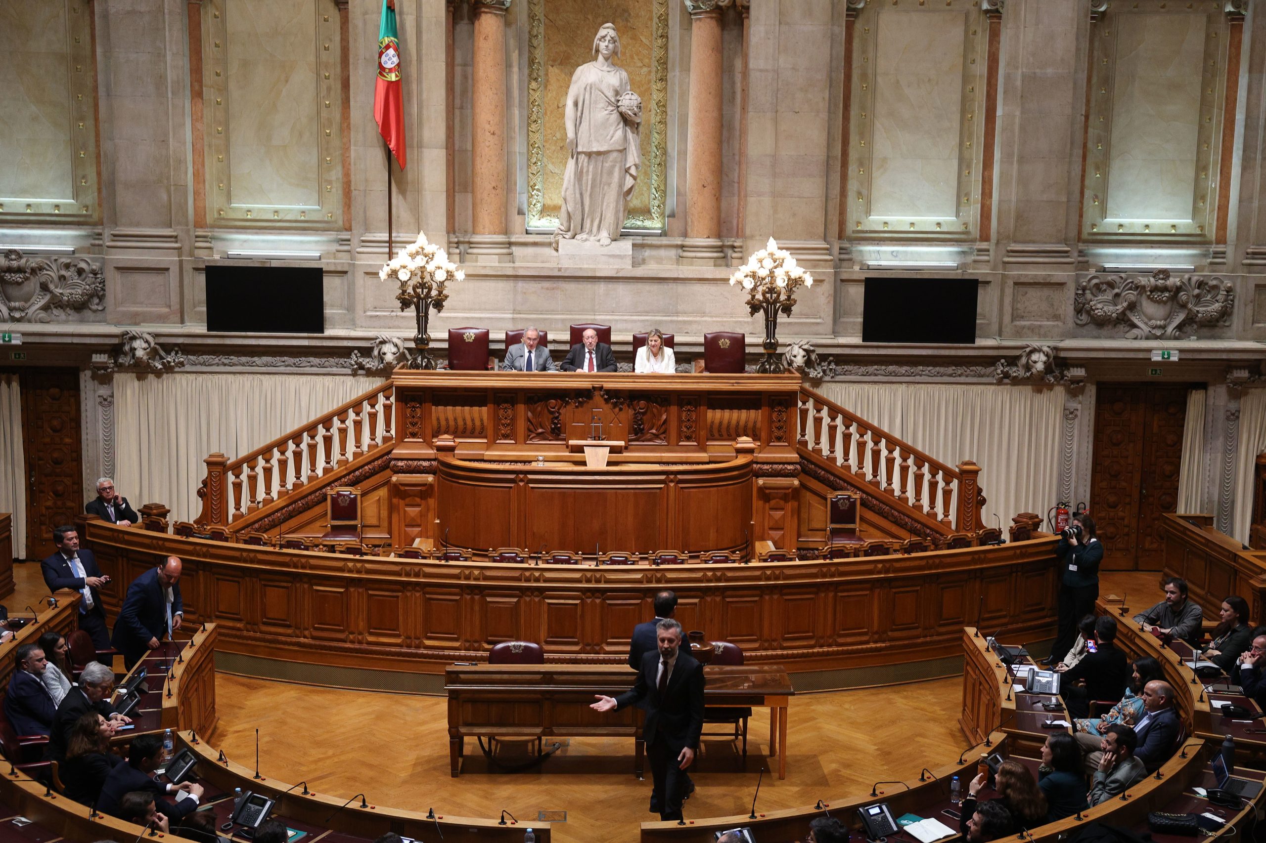 Quatro presidentes da AR eleitos à segunda, Ribeiro de Almeida só à quarta tentativa