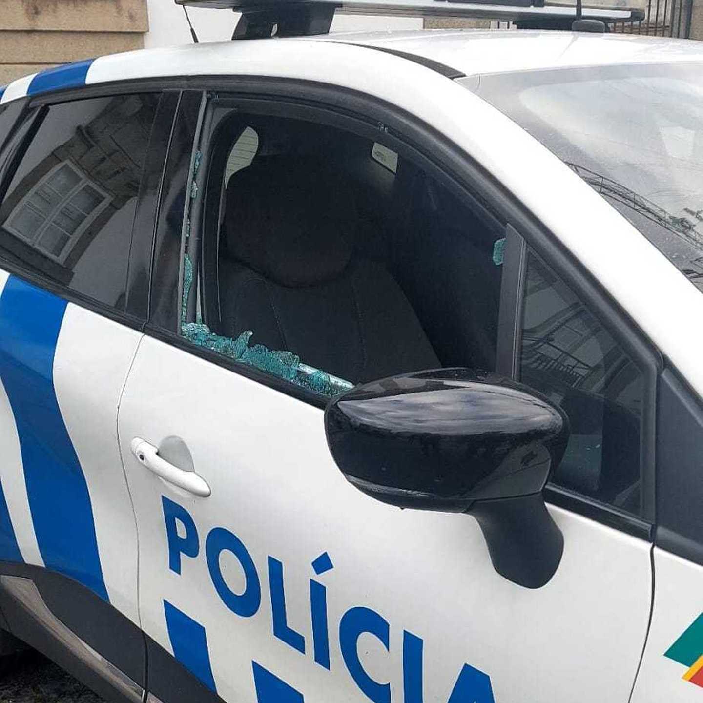 Carro da PSP em Braga atacado