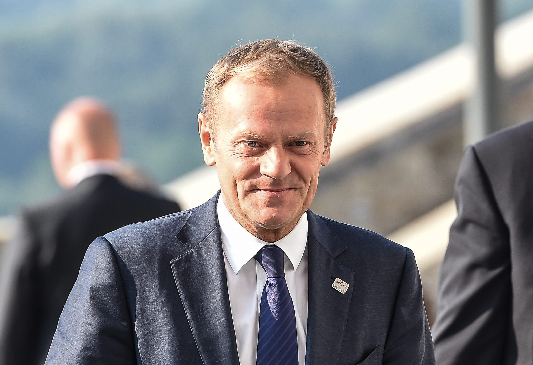 Tusk anuncia decisão sobre sistema de quotas para acolhimento de refugiados em junho