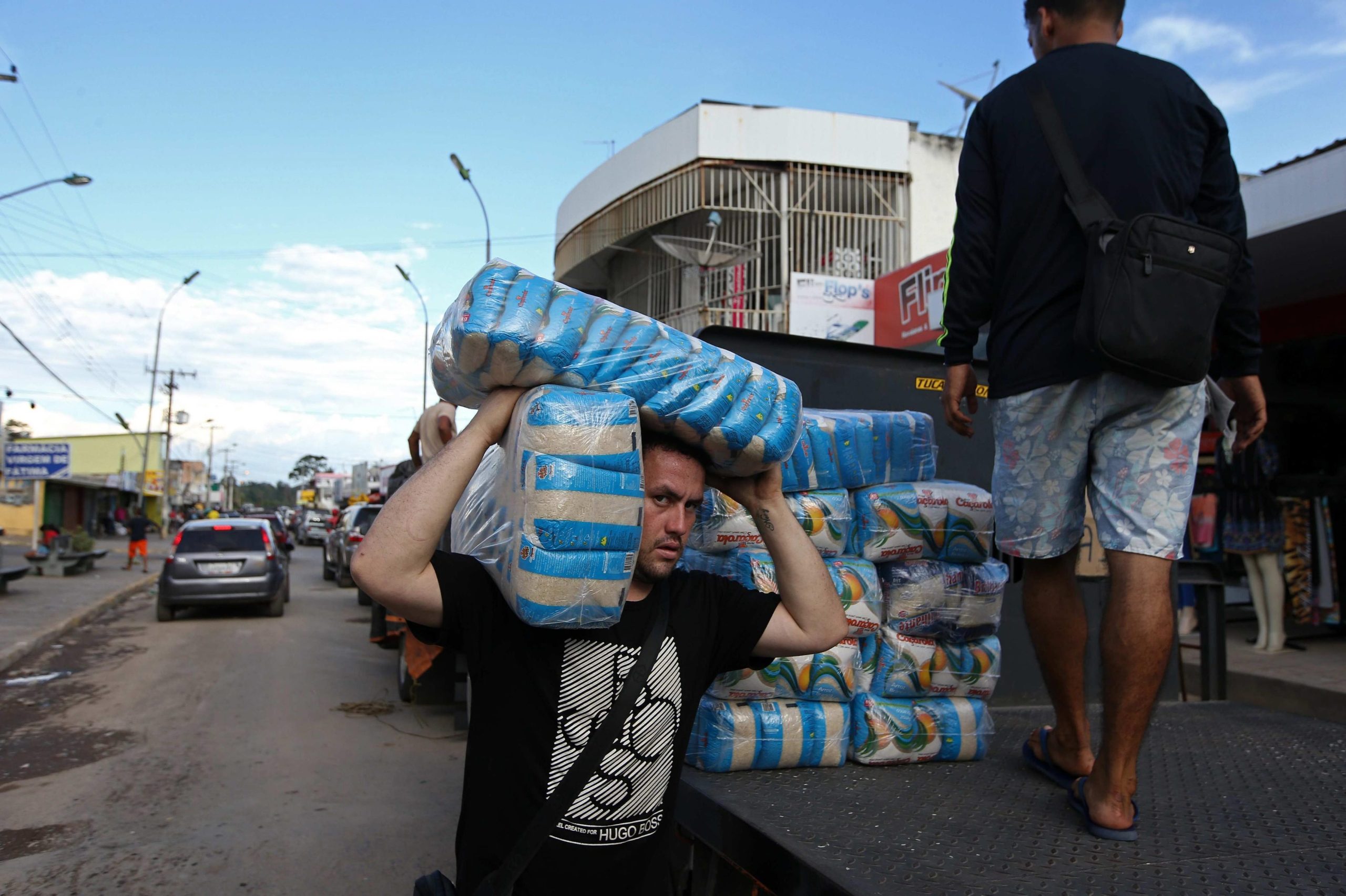 Venezuelanos procuram mantimentos no Brasil antes do fecho da fronteira