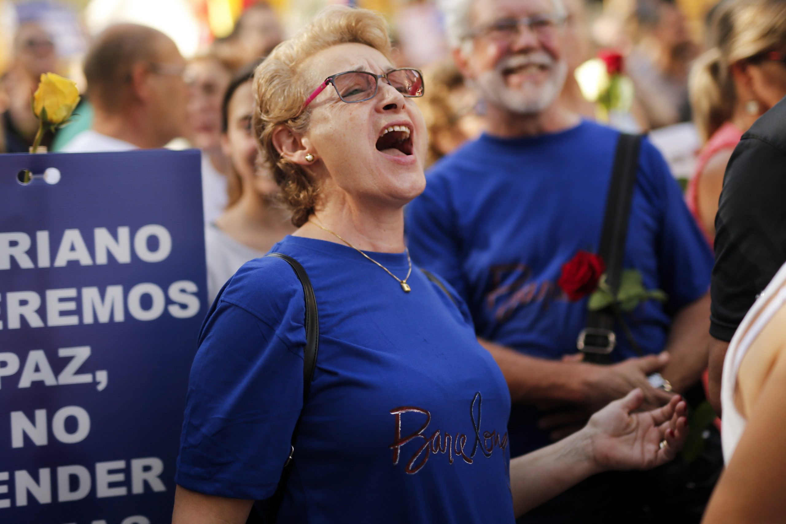 Querem-nas obedientes, submissas, silenciosas. Elas respondem na rua, de punho cerrado, e a exigir o fim da cultura machista espanhola