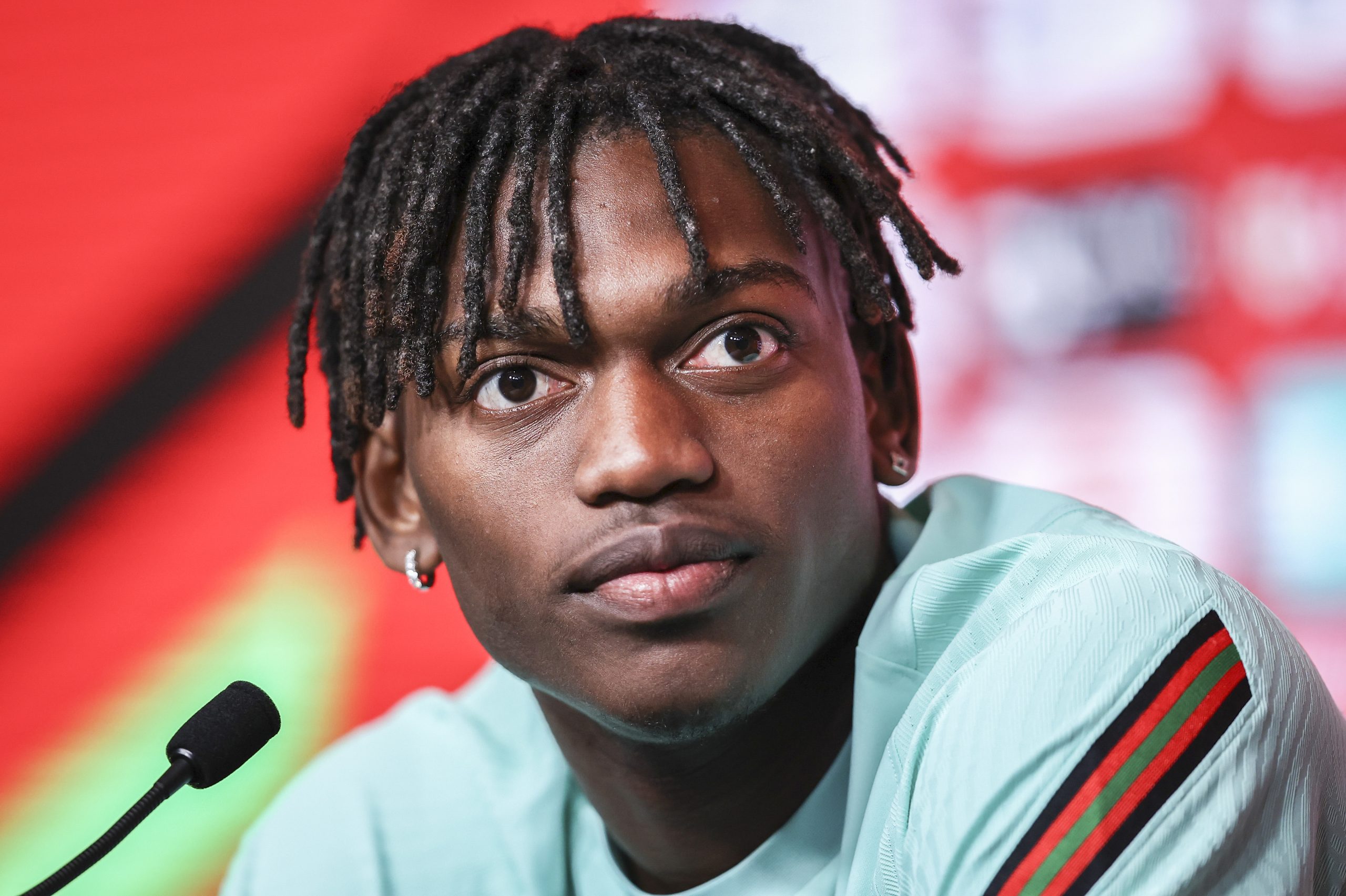 Rafael Leão de “pés bem assentes no chão” para ajudar Portugal a vencer Espanha na Liga das Nações