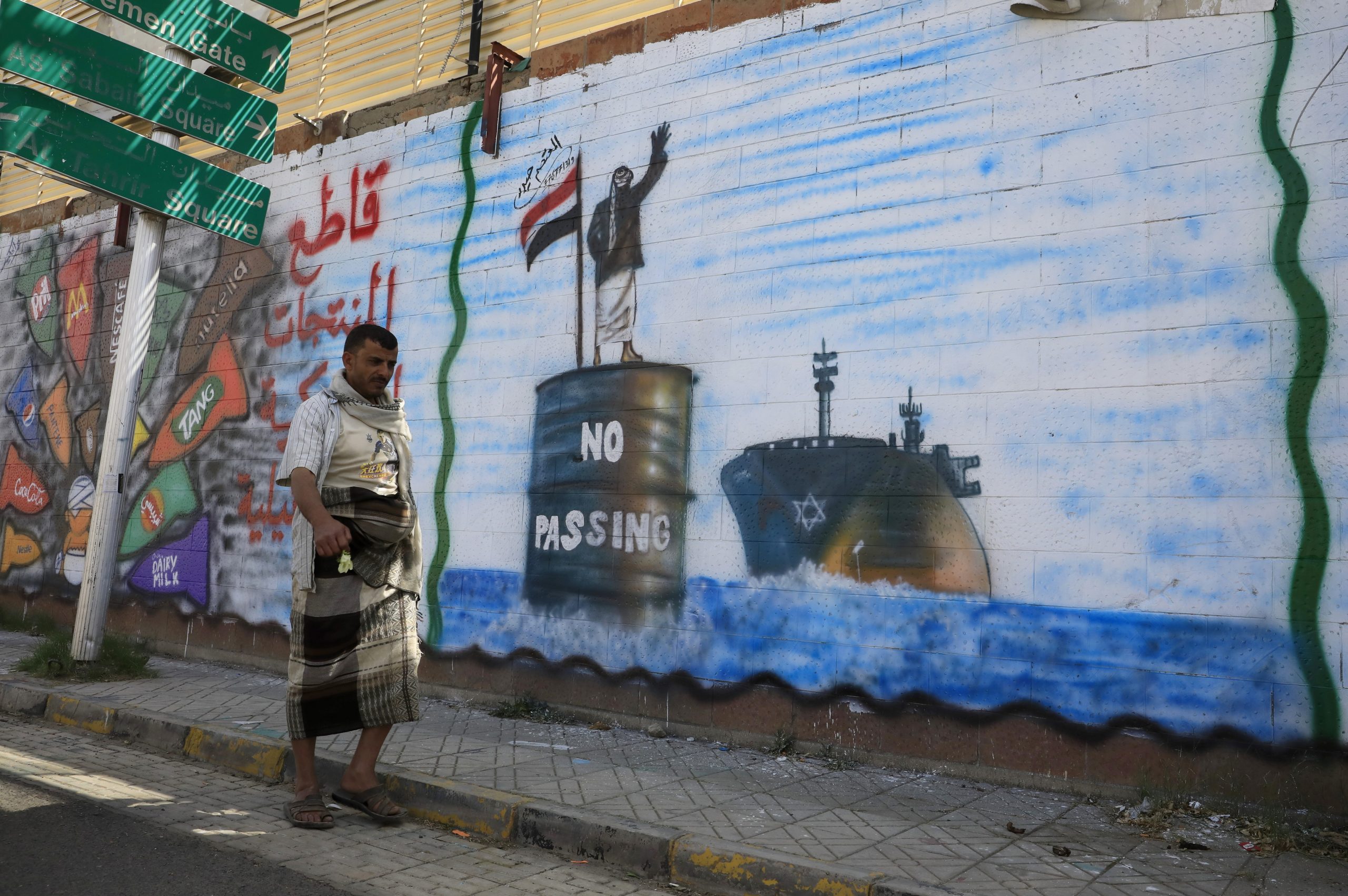Houthis atacam dois navios norte-americanos e reivindicam afundamento de embarcação britânica