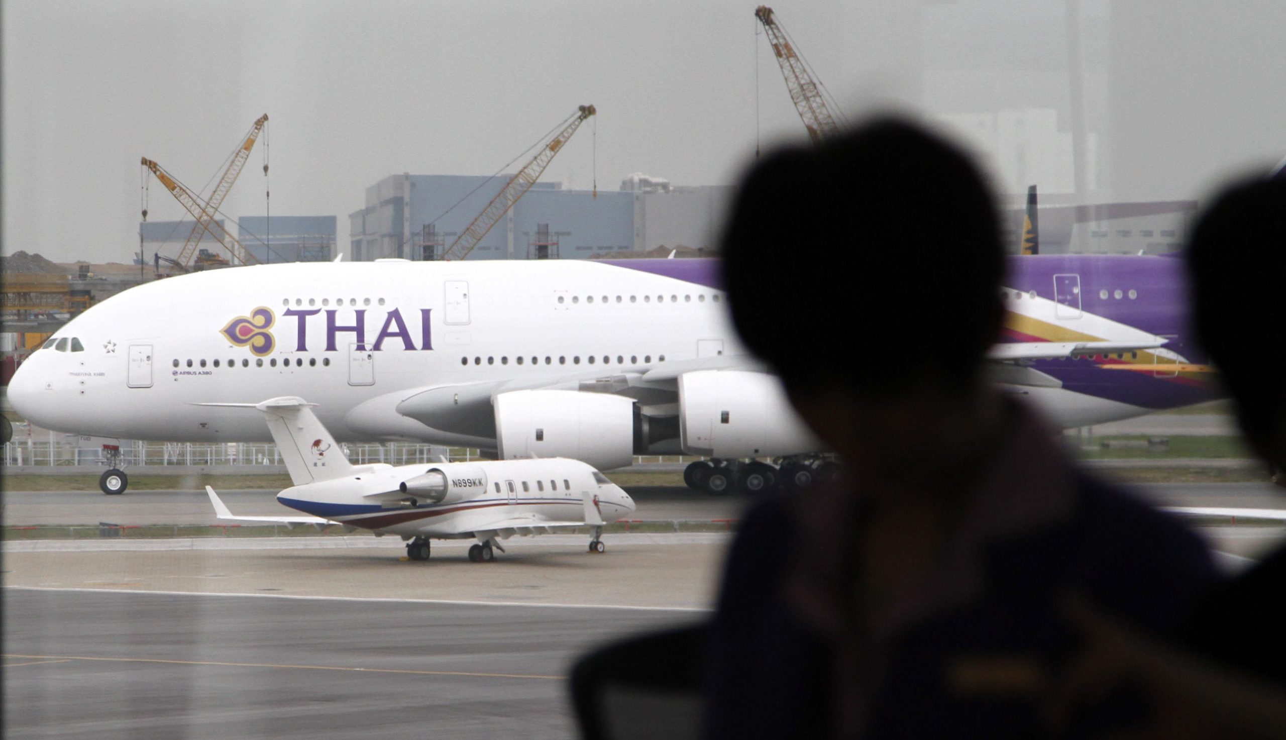 Sacos feitos de coletes salva-vidas e orações a bordo de um avião “sem destino”. A estratégia da Thai Airways para contrariar a crise