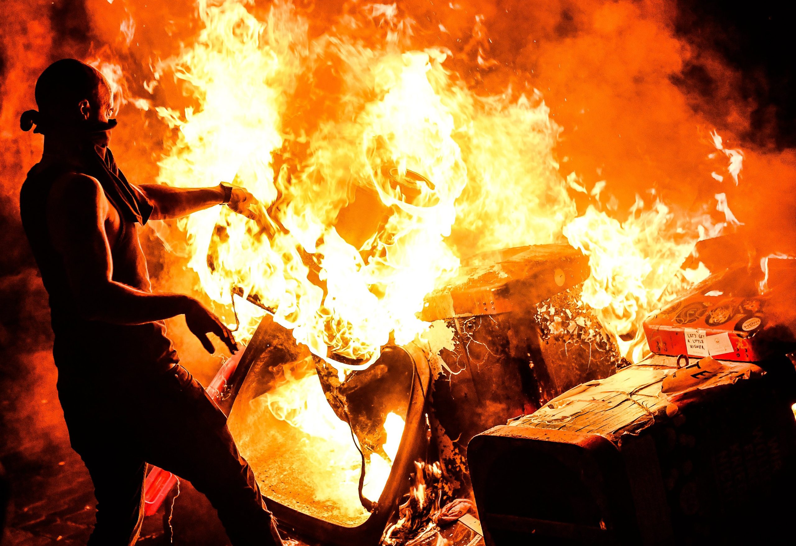 G20: Hamburgo acorda registo de novos confrontos. Manifestantes incendiaram carros da polícia