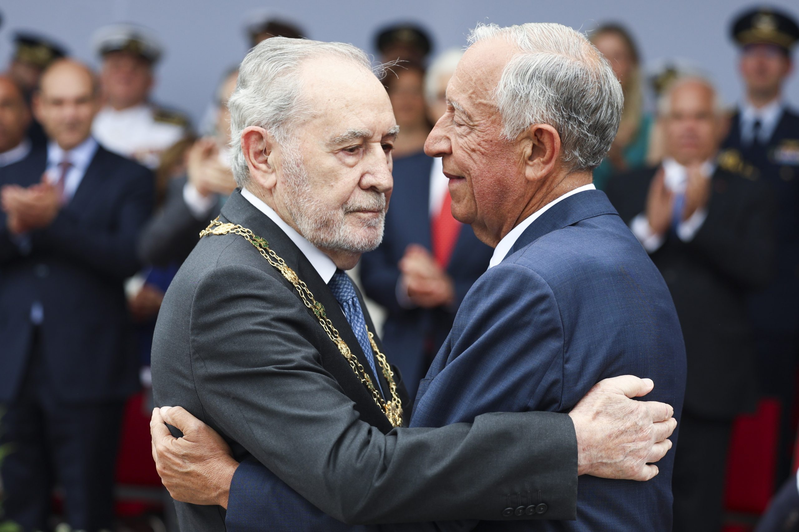 Marcelo condecora Ramalho Eanes com grande-colar da Ordem Militar de Avis