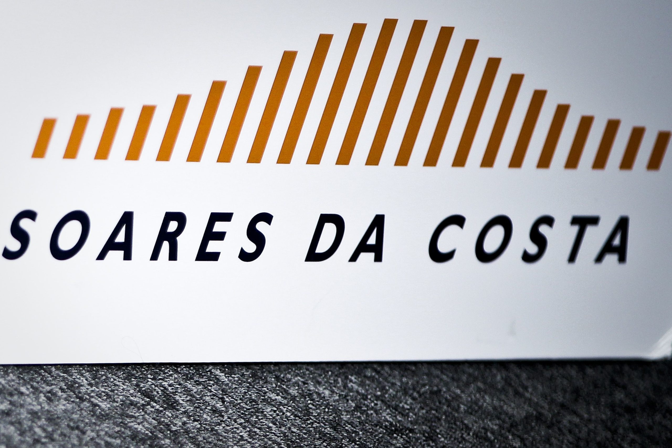 “Mais vale um pássaro na mão que dois a voar”. Trabalhadores da Soares da Costa aceitam indemnização de quatro milhões de euros