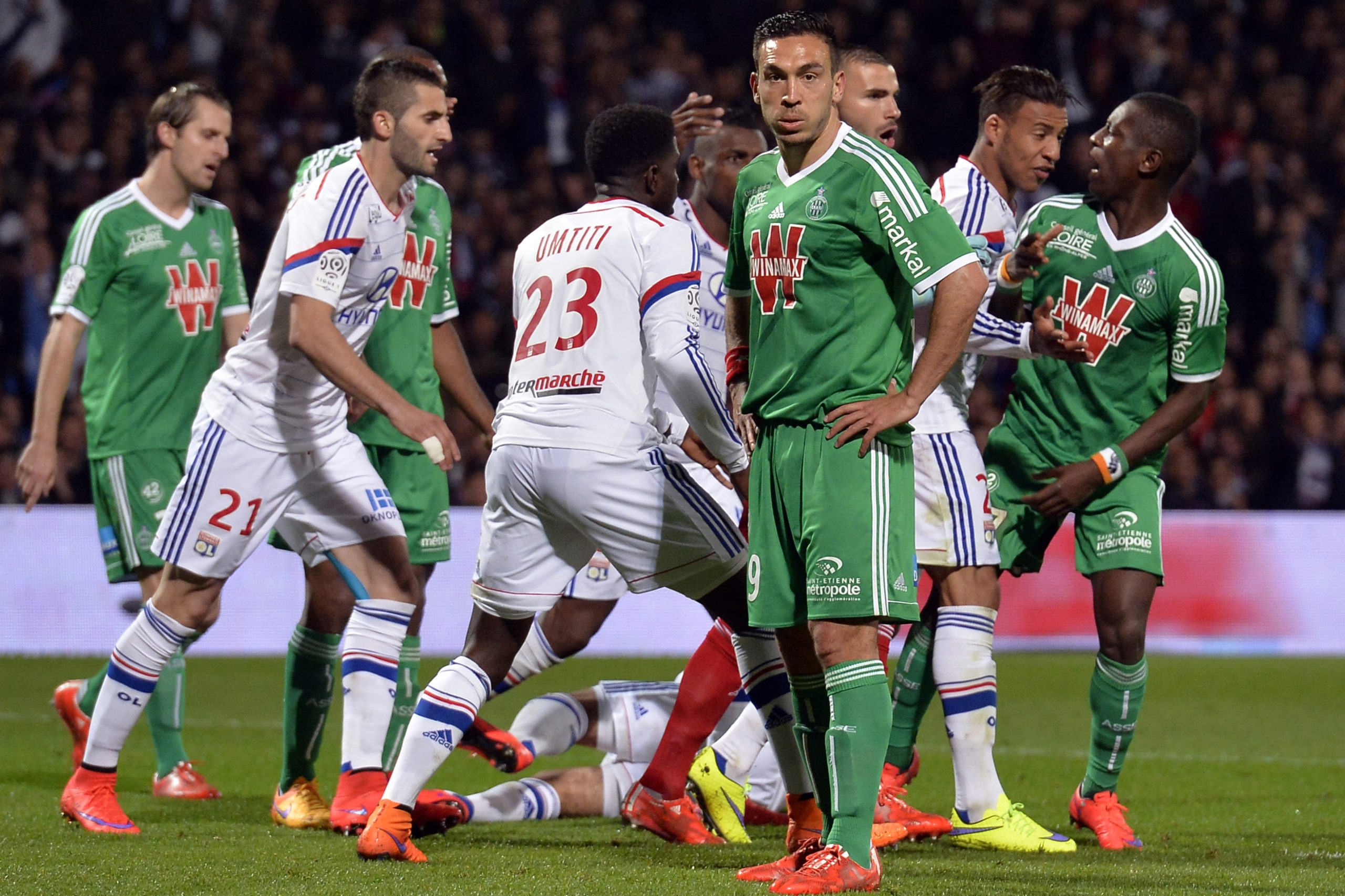 Lyon vence Saint-Étienne nos descontos e destrona-o do terceiro lugar em França
